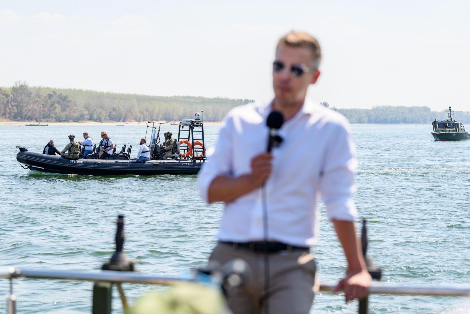 Pakson most versenyt futnak az idővel és a vízszinttel, filmezni a rétisasokat is tilos