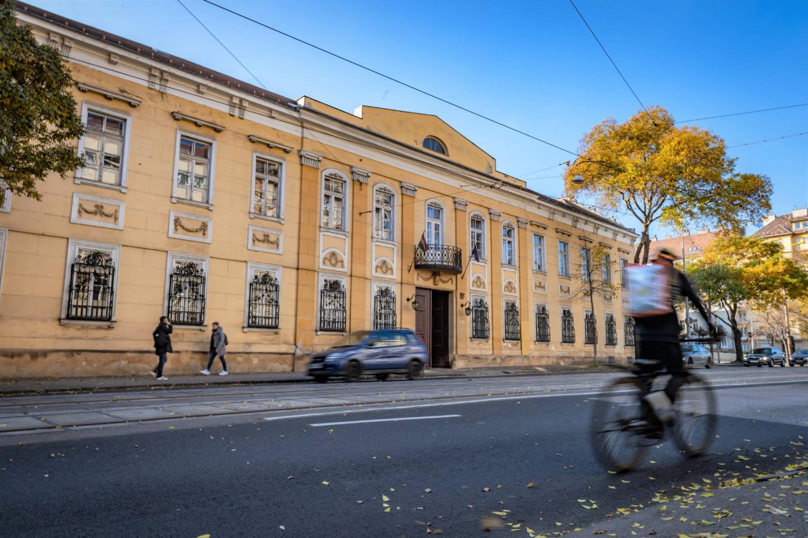 Szinte semmi nincs rendben az Országos Színháztörténeti Múzeum és Intézetben, ahol még műtárgyak is veszélybe kerültek