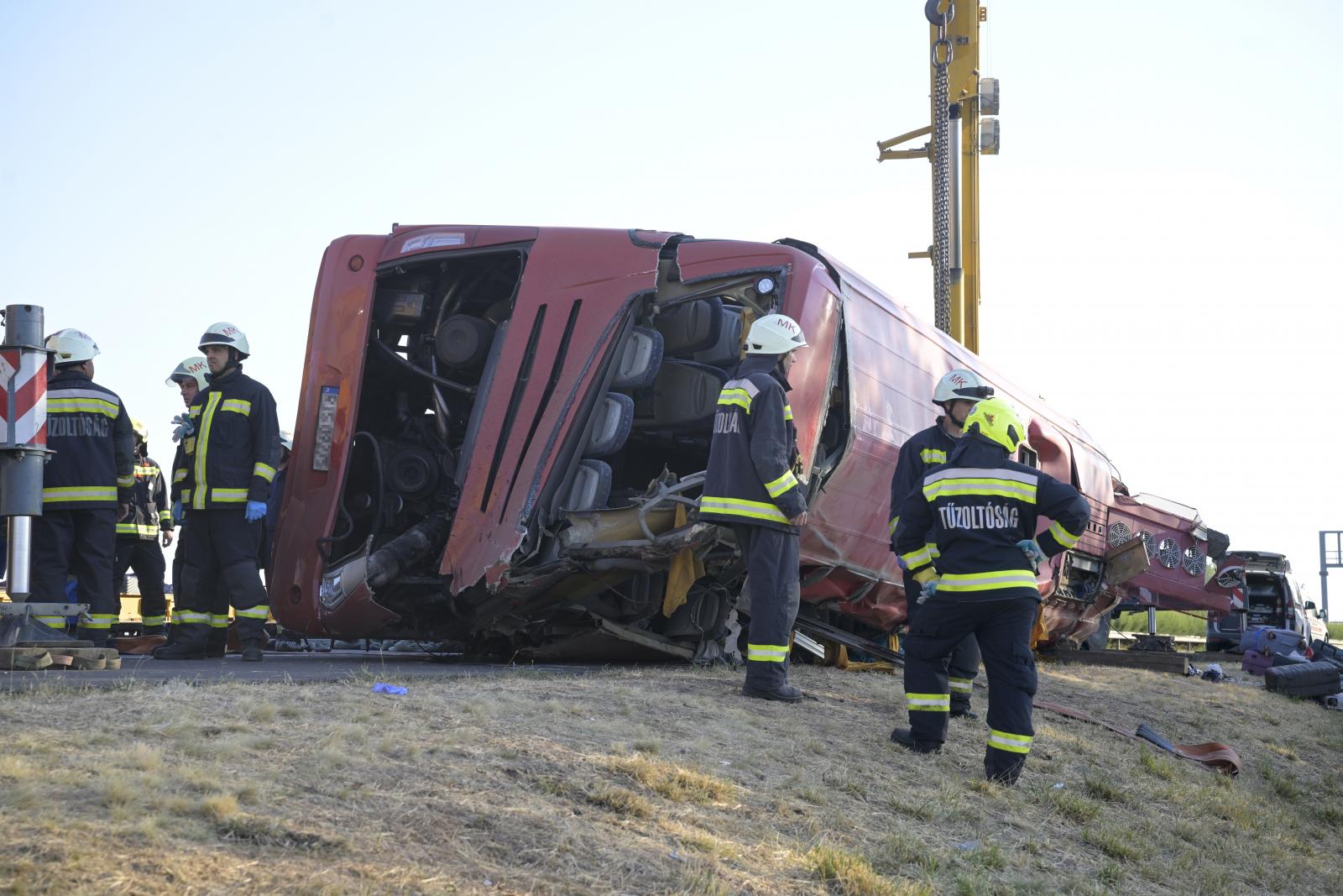 Őrizetbe vették a lengyel busz sofőrjét, megalapozott a gyanú, hogy elaludt a volánnál