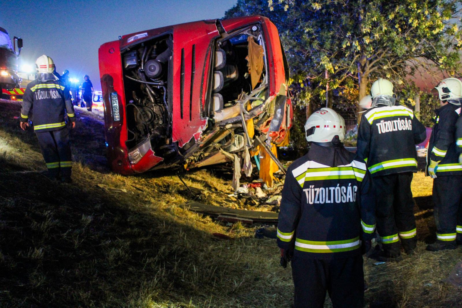 Lengyelországban is nyomozás indult az M3-ason történt buszbaleset miatt, a varsói kormány különrepülőgépet küld az utasokért