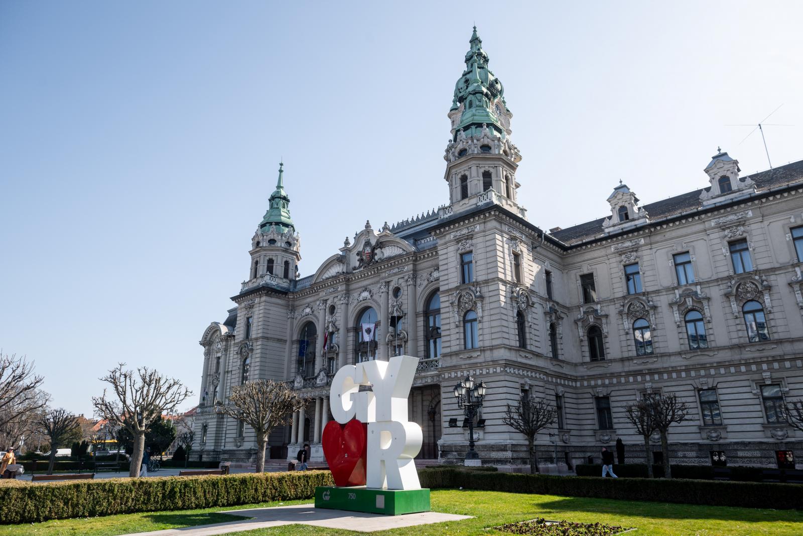 Hárommilliós fizetéssel, jutalommal, bérelt autóval, lakhatási támogatással tartotta el a győri önkormányzat a Fidesz propagandistáit a NER idején