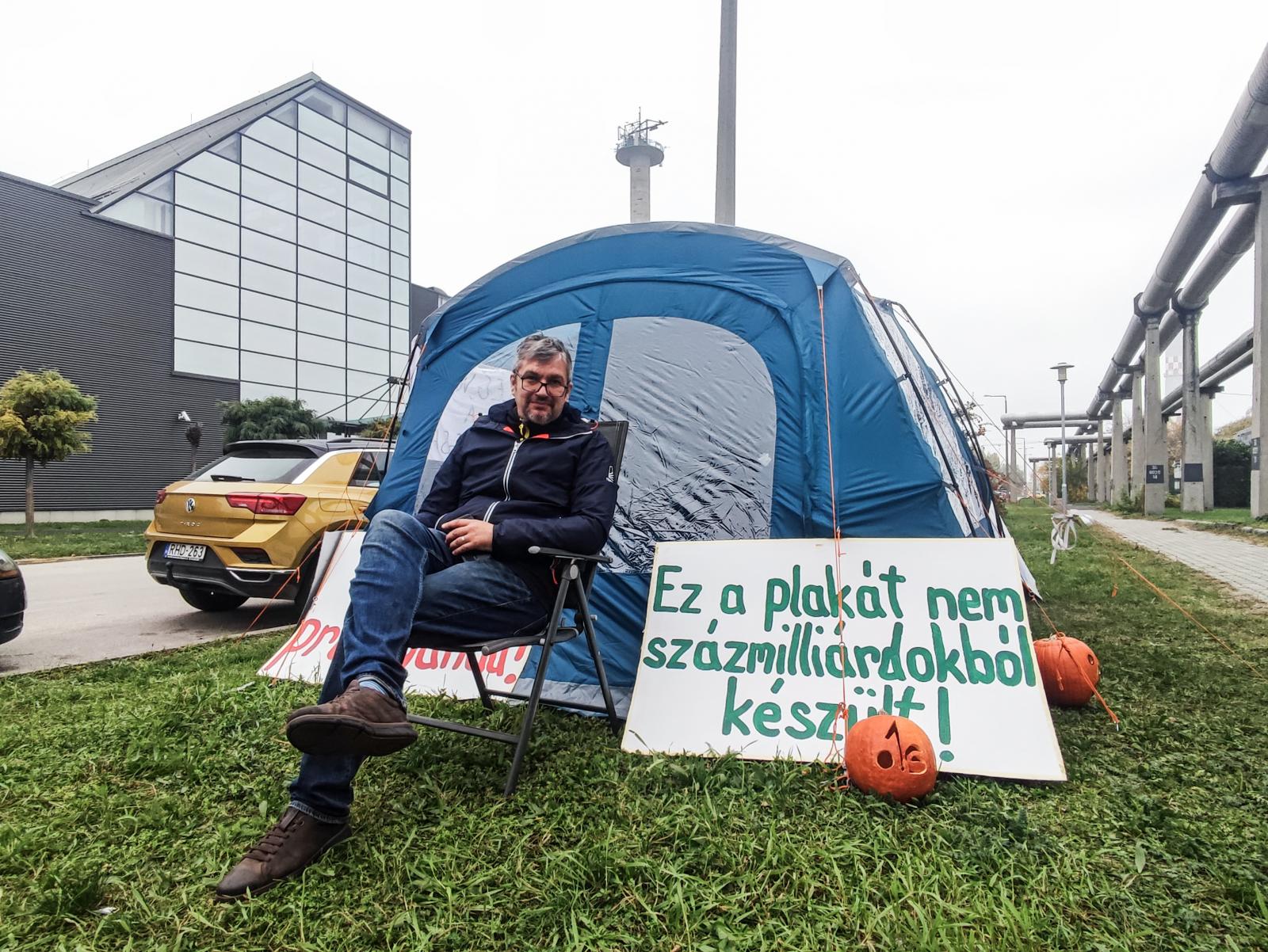 Hadházy Ákost meghívta a közmédia, a hatvanpusztai zebrákról fog beszélni