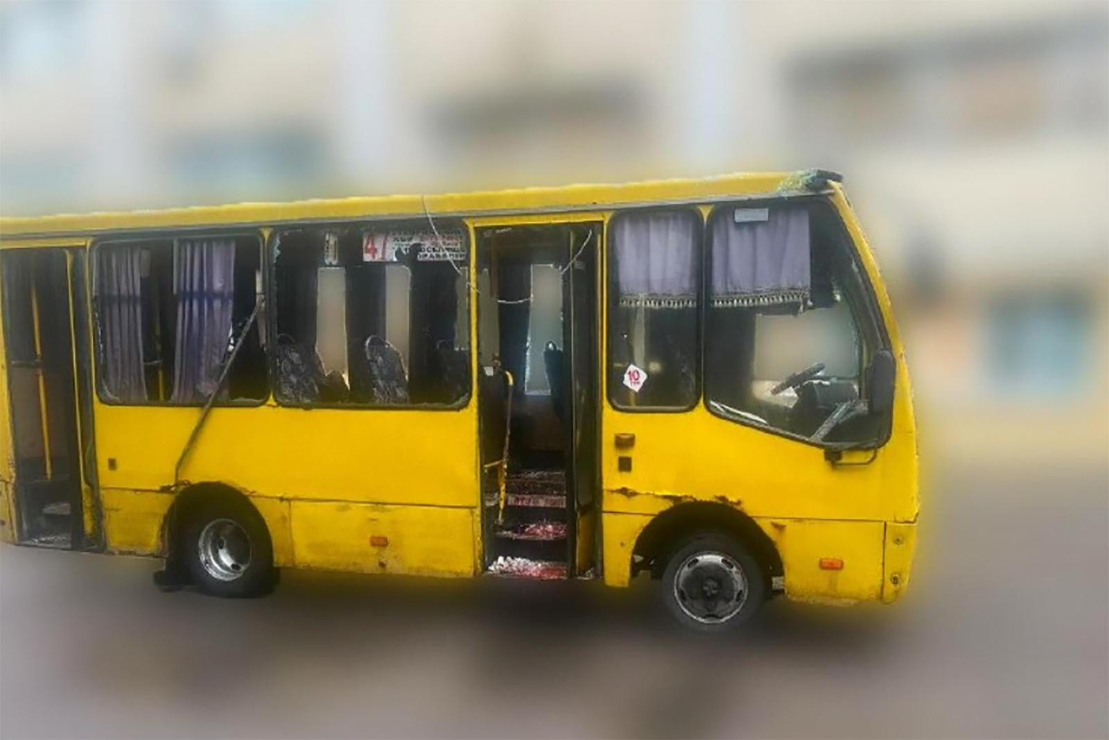 Orosz dróncsapás ért egy buszt Herszonban, négy ember meghalt