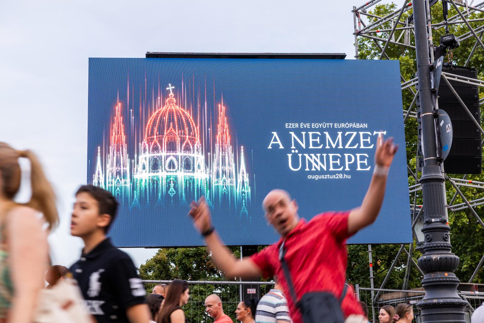 Tűzijáték, fényfestés és Kossuth diszkótér – Galéria augusztus 20. estéjéről