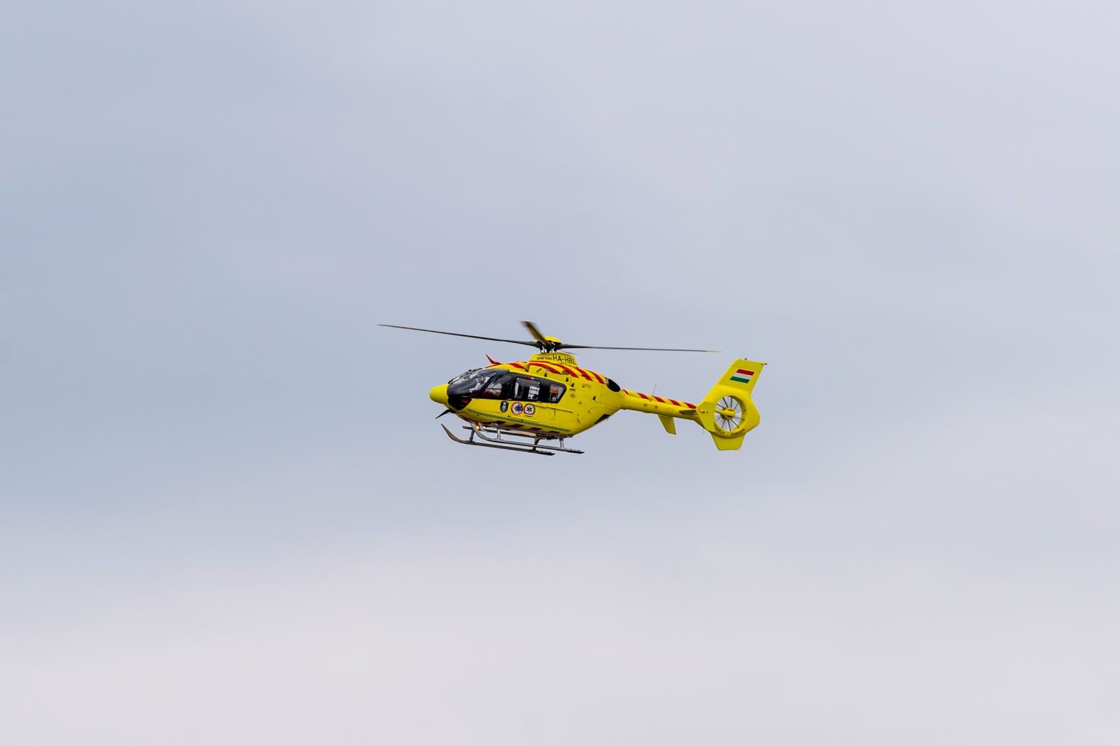 Árokba borult egy kisbusz az M3-ason, a balesethez két mentőhelikopter is érkezett