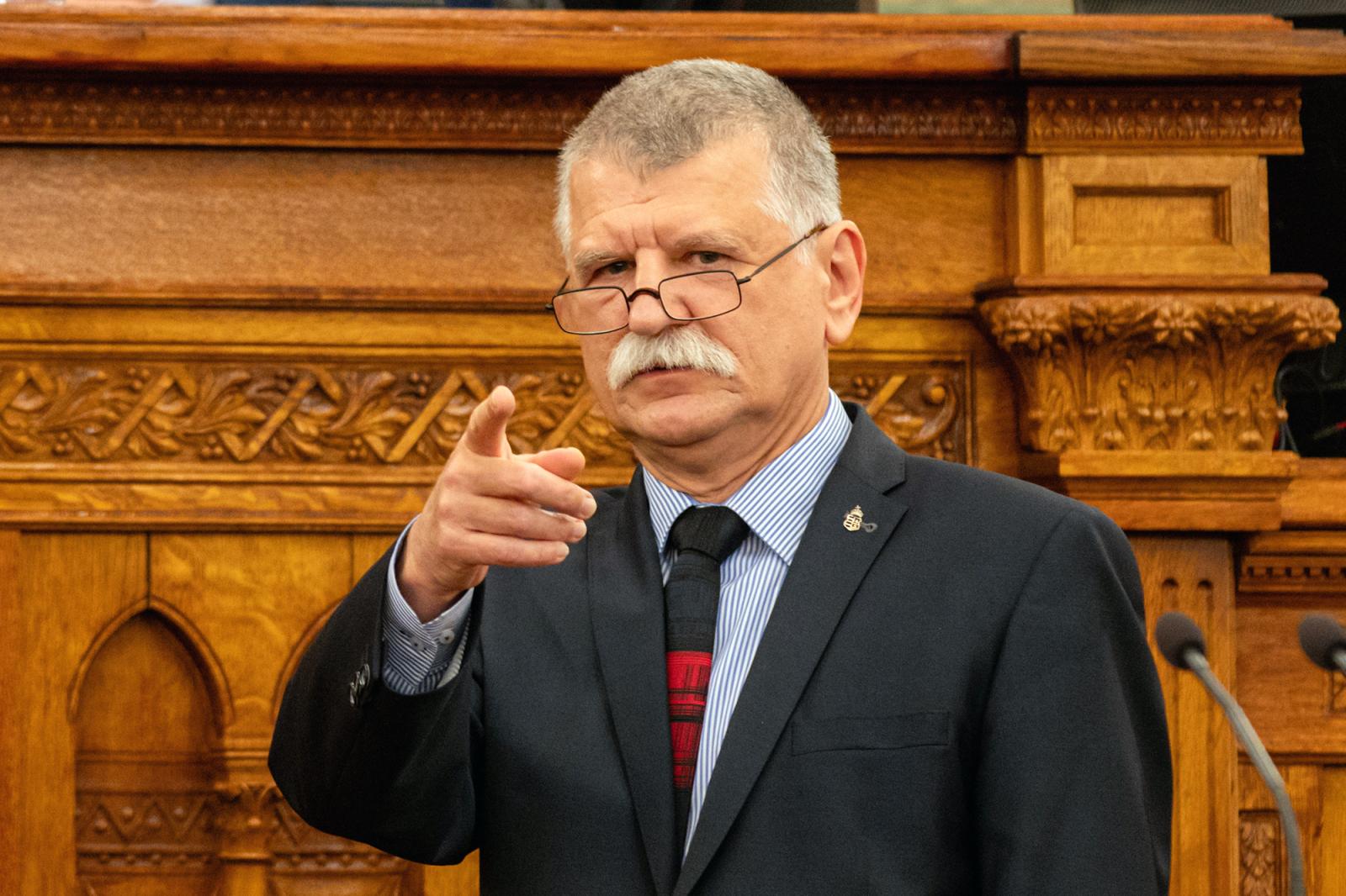 Kövér László nem volt hajlandó kezet fogni Kőszegi Krisztiánnal, az Országgyűlés első roma alelnökével