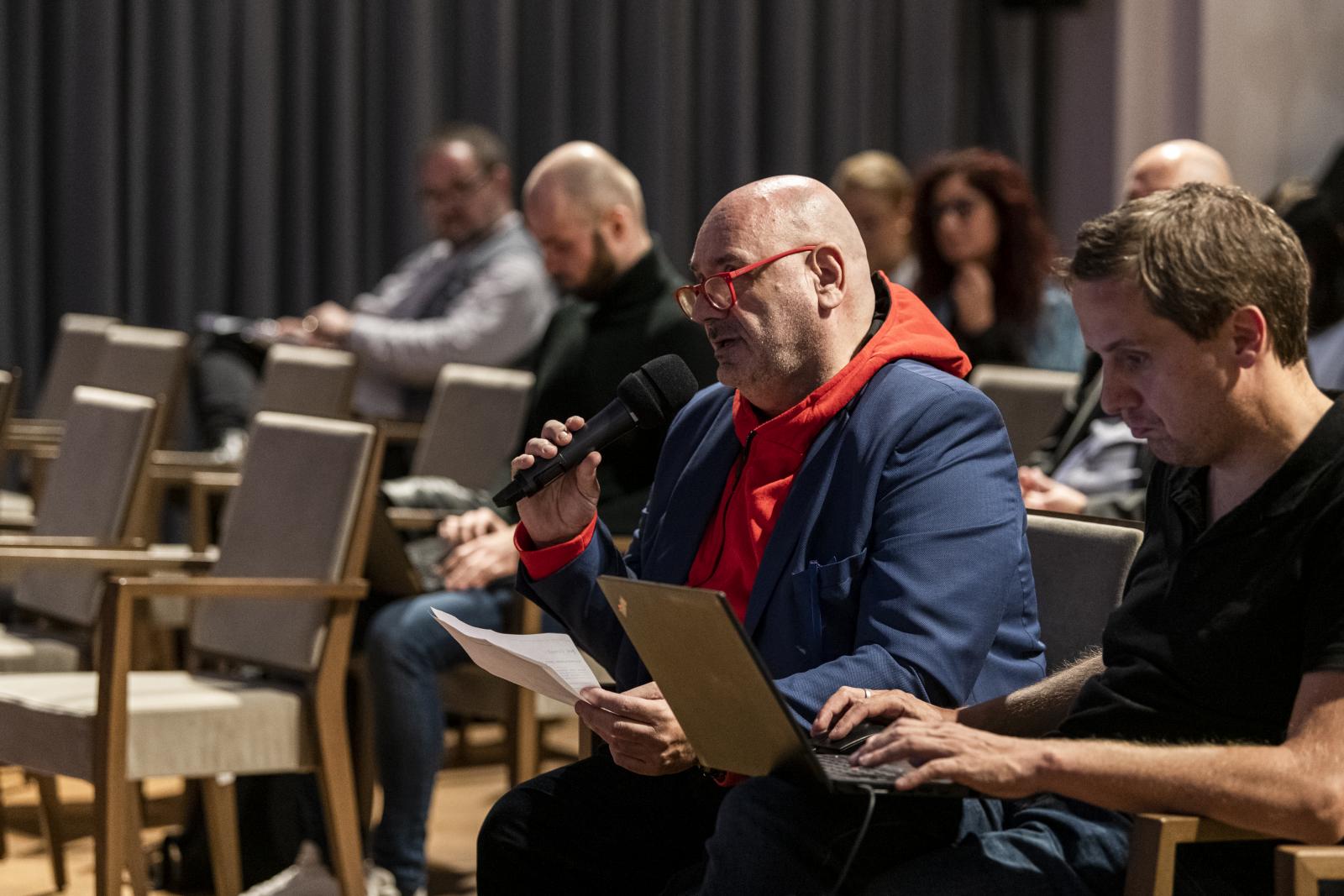 Több úton jutott hirdetési pénz Rogán Antal minisztériumától a Heti TV-hez