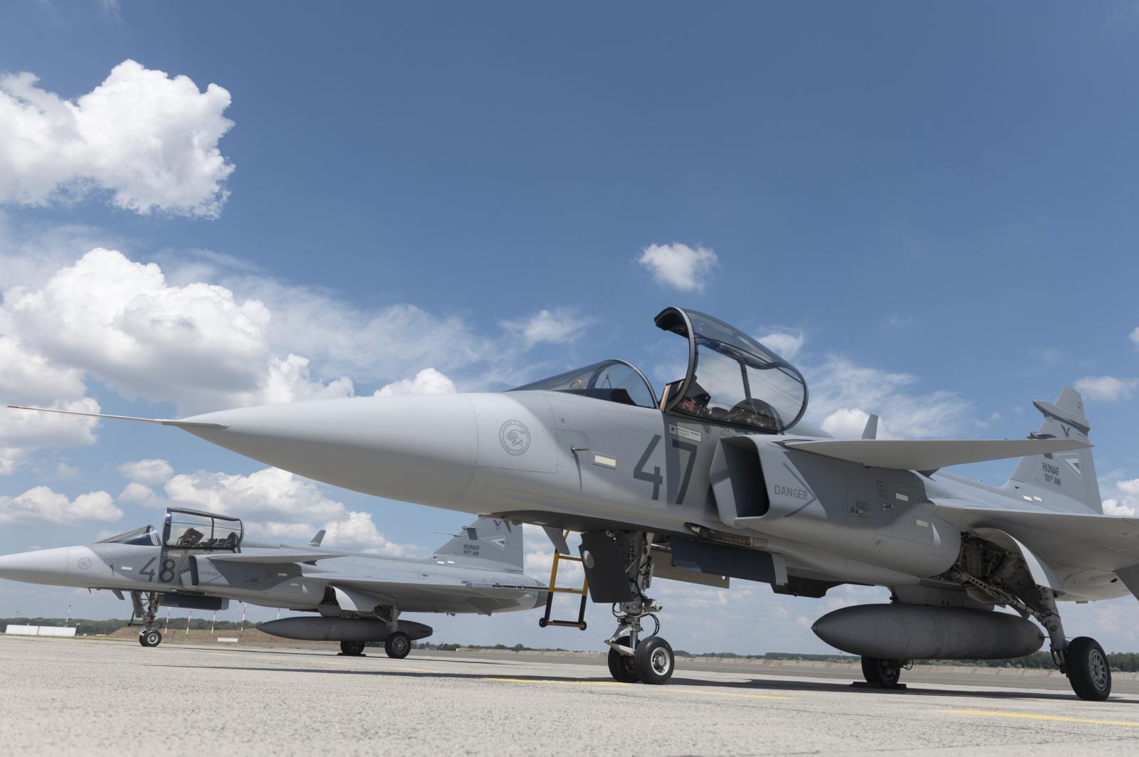 „Nagy csattanás, két másodperc múlva utánégetővel kifordult balra a másik gép” – Videók jelentek meg a szolnoki Gripen-balesetről, egy szemtanú is megszólalt