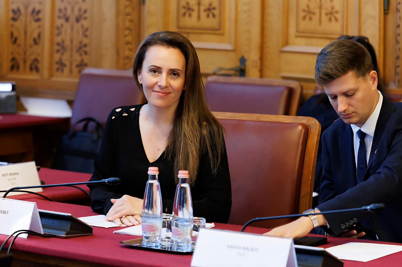 Harmincmilliós NKA-s támogatást kapott az a férfi, aki Csézy Erzsébetet zaklatta a választás napján