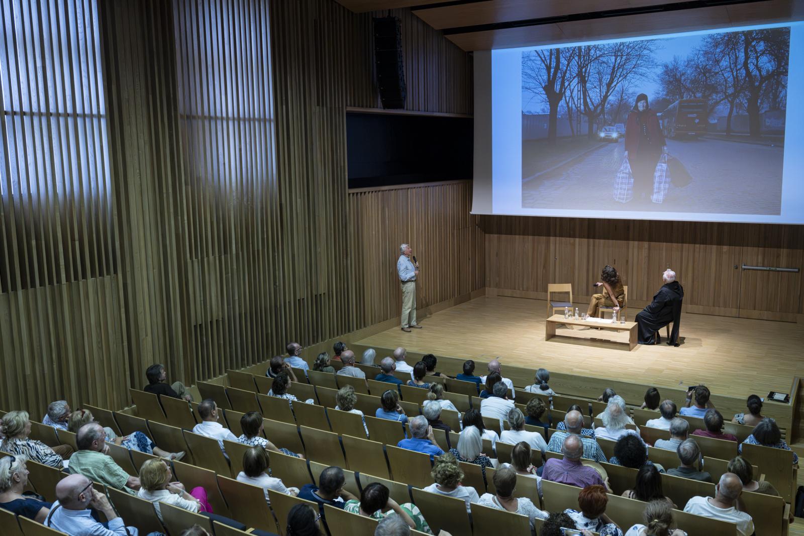 Korniss Péter Úton (2015) című fotográfiájáról mesél.  A kép A városban című sorozat része