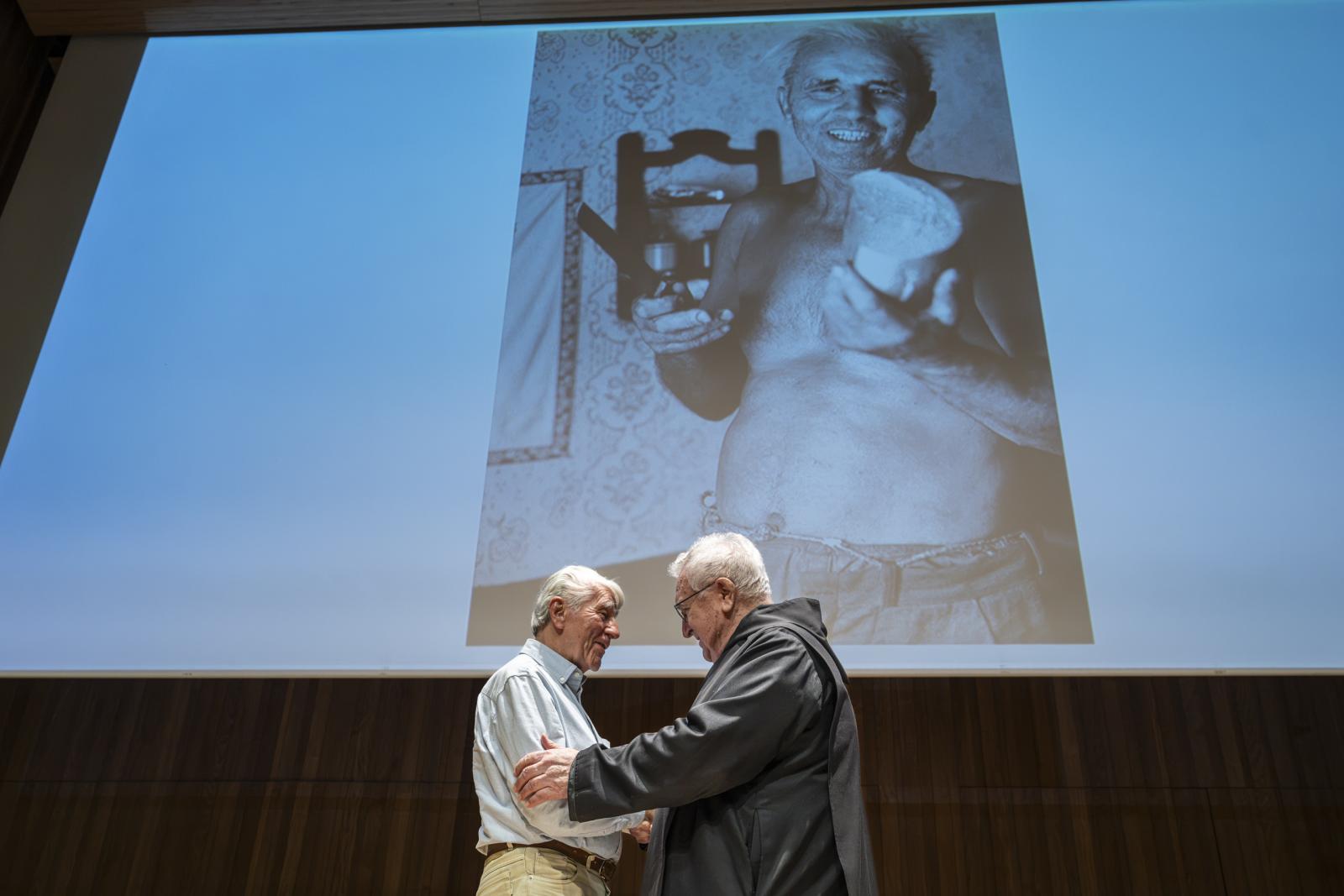 Korniss Péter Úton (2015) című fotográfiájáról mesél.  A kép A városban című sorozat része
