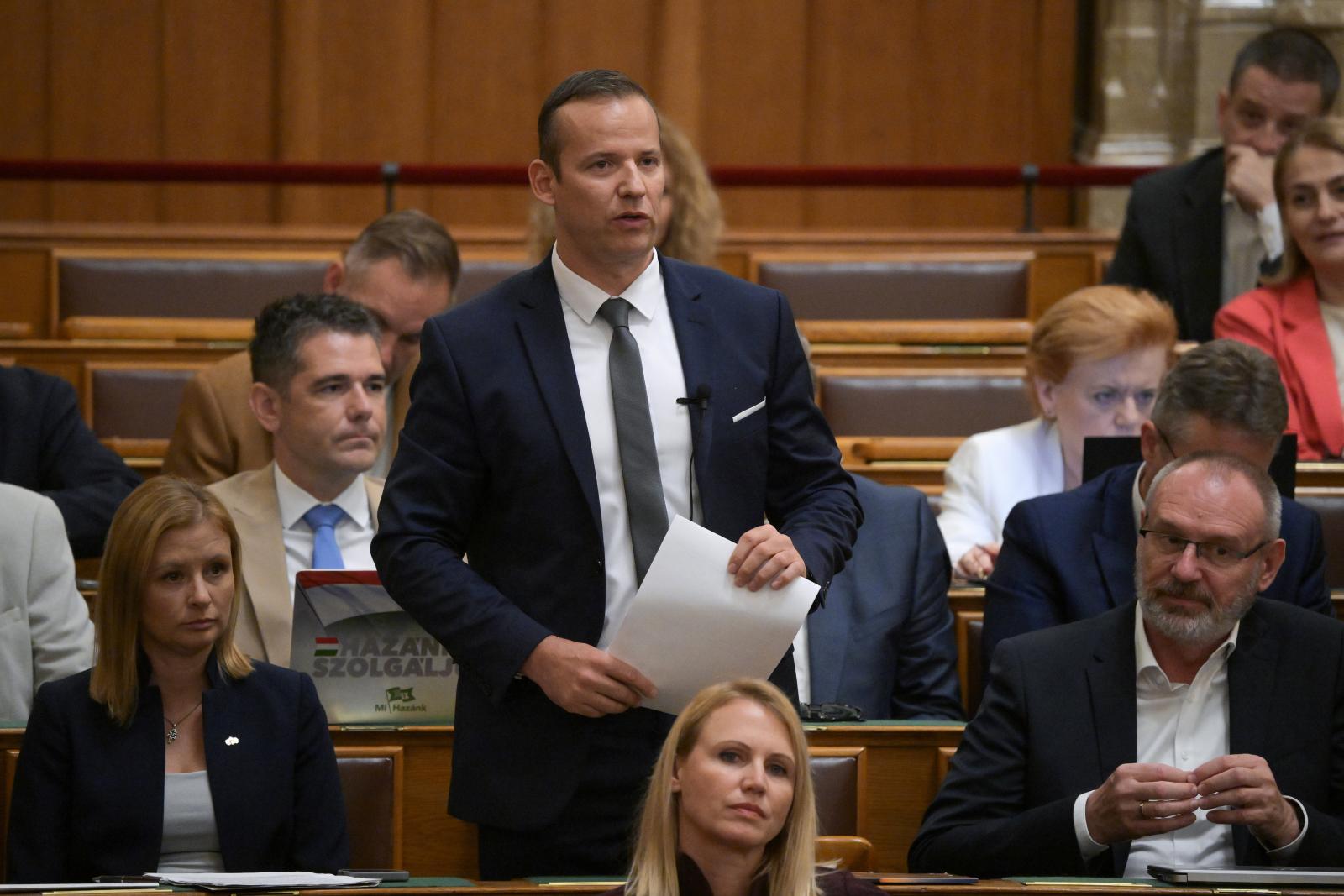 Toroczkai László reagál a kormányfő napirend előtti felszólalására az Országgyűlés rendkívüli ülésén augusztus 27-én