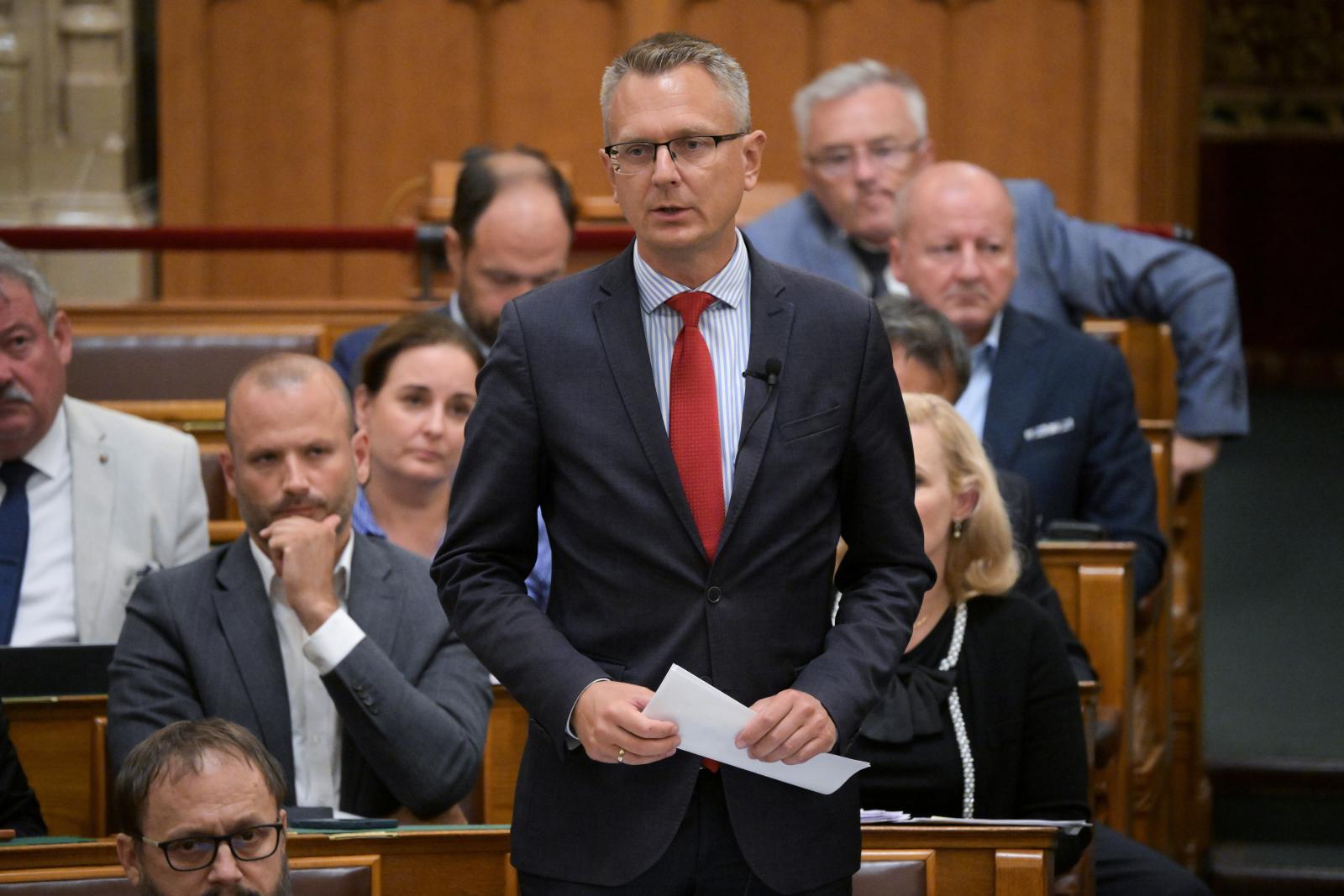 Rétvári Bence reagál a kormányfő napirend előtti felszólalására az Országgyűlés rendkívüli ülésén augusztus 27-én