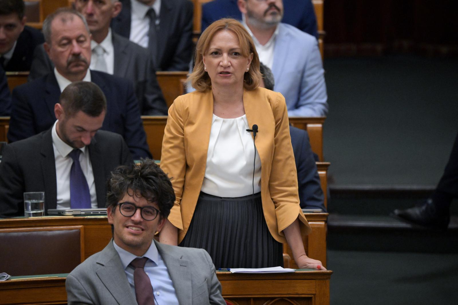Bujdosó Andrea reagál a kormányfő napirend előtti felszólalására az Országgyűlés rendkívüli ülésén augusztus 27-én