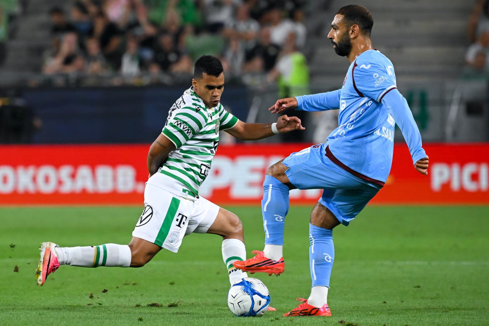 A ferencvárosi brazil Cadu és a Trabzonspor egyiptomi játékosa, Mohamed Salah párharca a Groupama Arénában