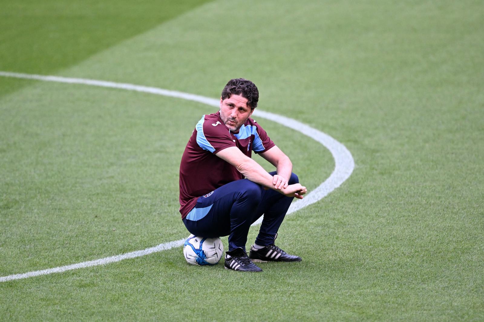 „Nagyon szomorú ez a klubnak, az országnak” – Meccs után, élő bejelentkezésben mondott le a Trabzonspor vezetőedzője, de a klubvezetés visszautasította