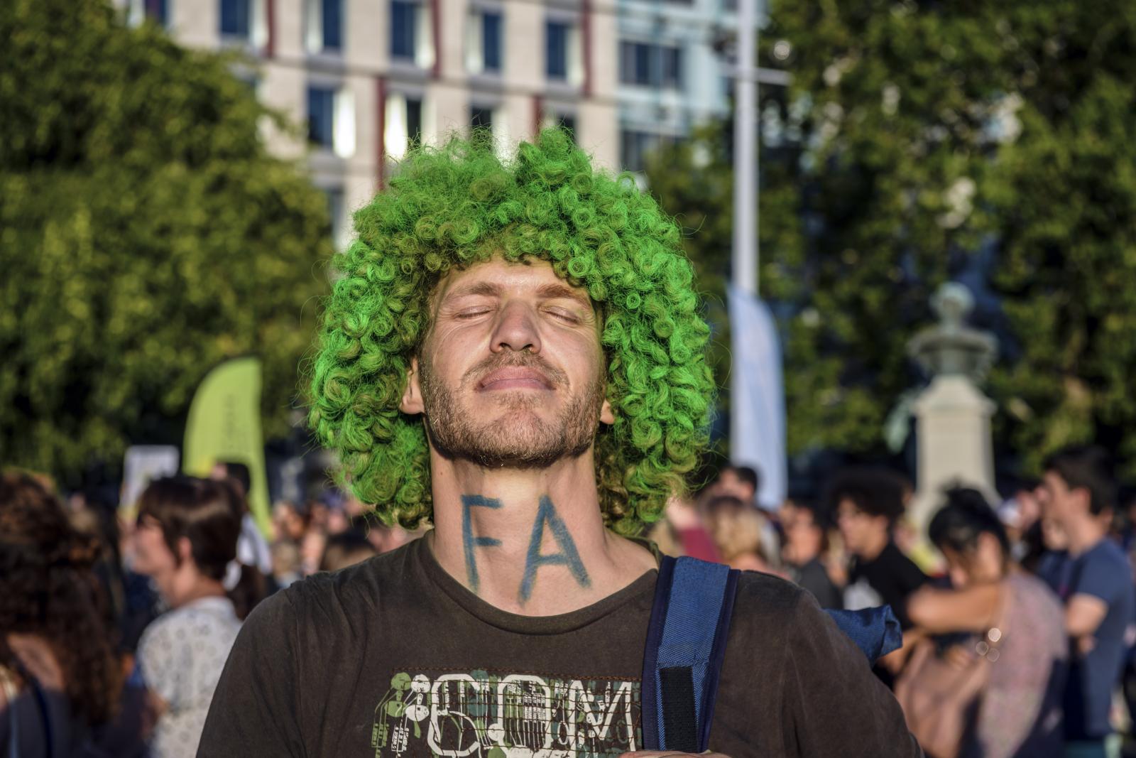 Ne vágj ki minden fát! - 2022. augusztusában szakmai és civil szervezetek tüntettek a fakivágások ellen a Magyar Tudományos Akadémia épületénél