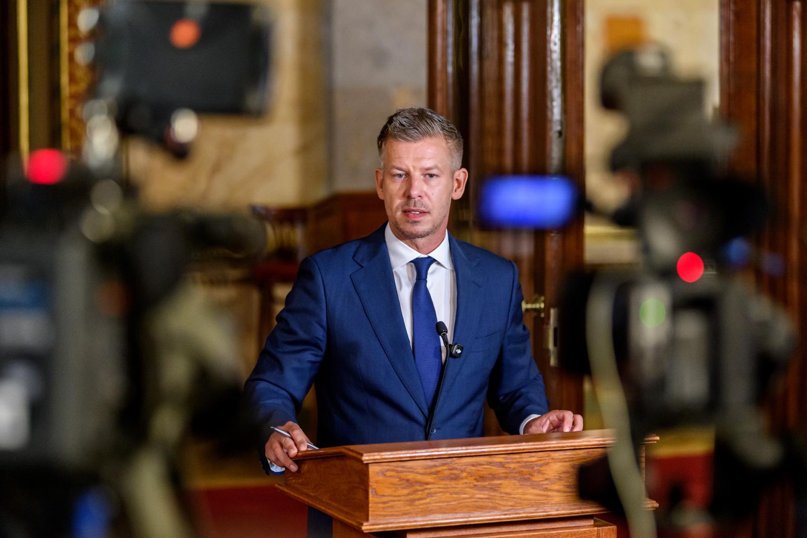 Magyar Péter tovább magyarázkodik, tüntetés is készülődik, Ligeti Miklóst követelik az NVVH élére
