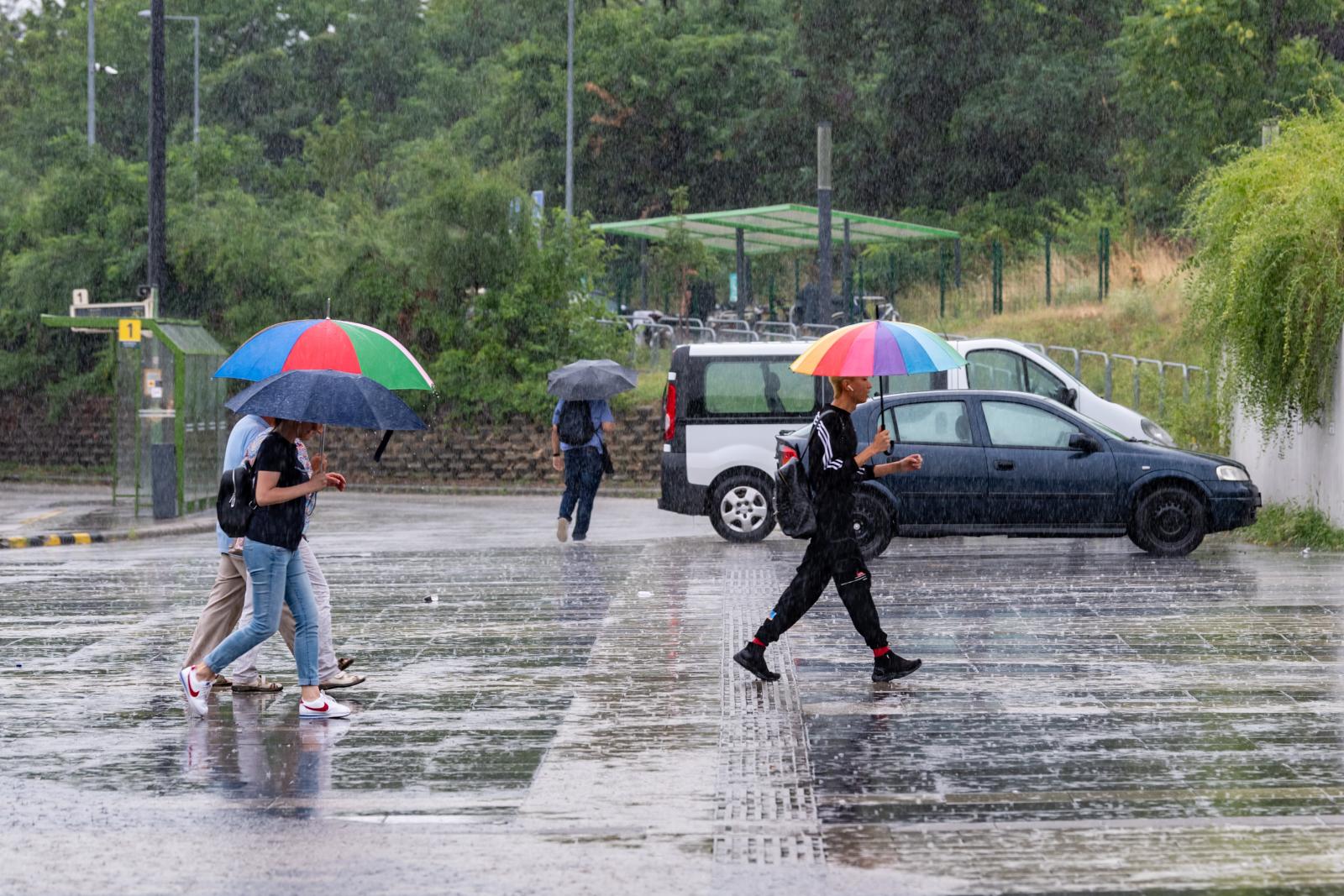 Zivatarokat és viharos szelet hozhat a hidegfront, de a hőség miatt is figyelmeztetést adtak ki