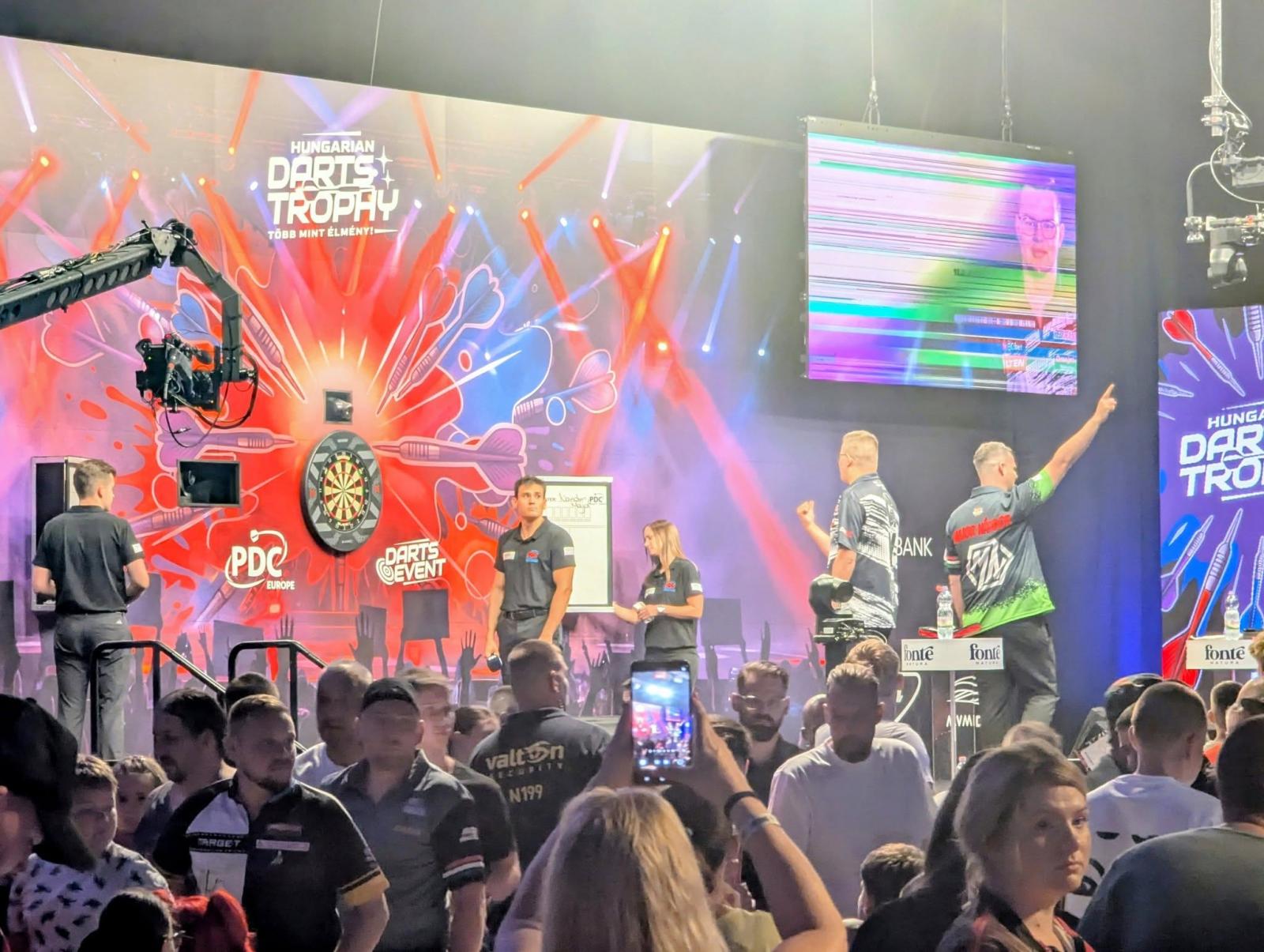 Dupla-duplás kiszállóval parádézott Kádár László, de vasárnap már a legnagyobb sztároké a főszerep a Hungarian Darts Trophyn
