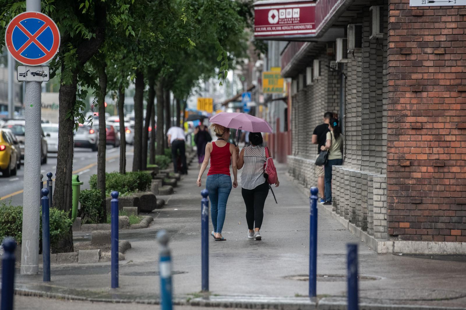 Hőséggel búcsúzik a nyár, de országszerte zivatarokra figyelmeztetnek