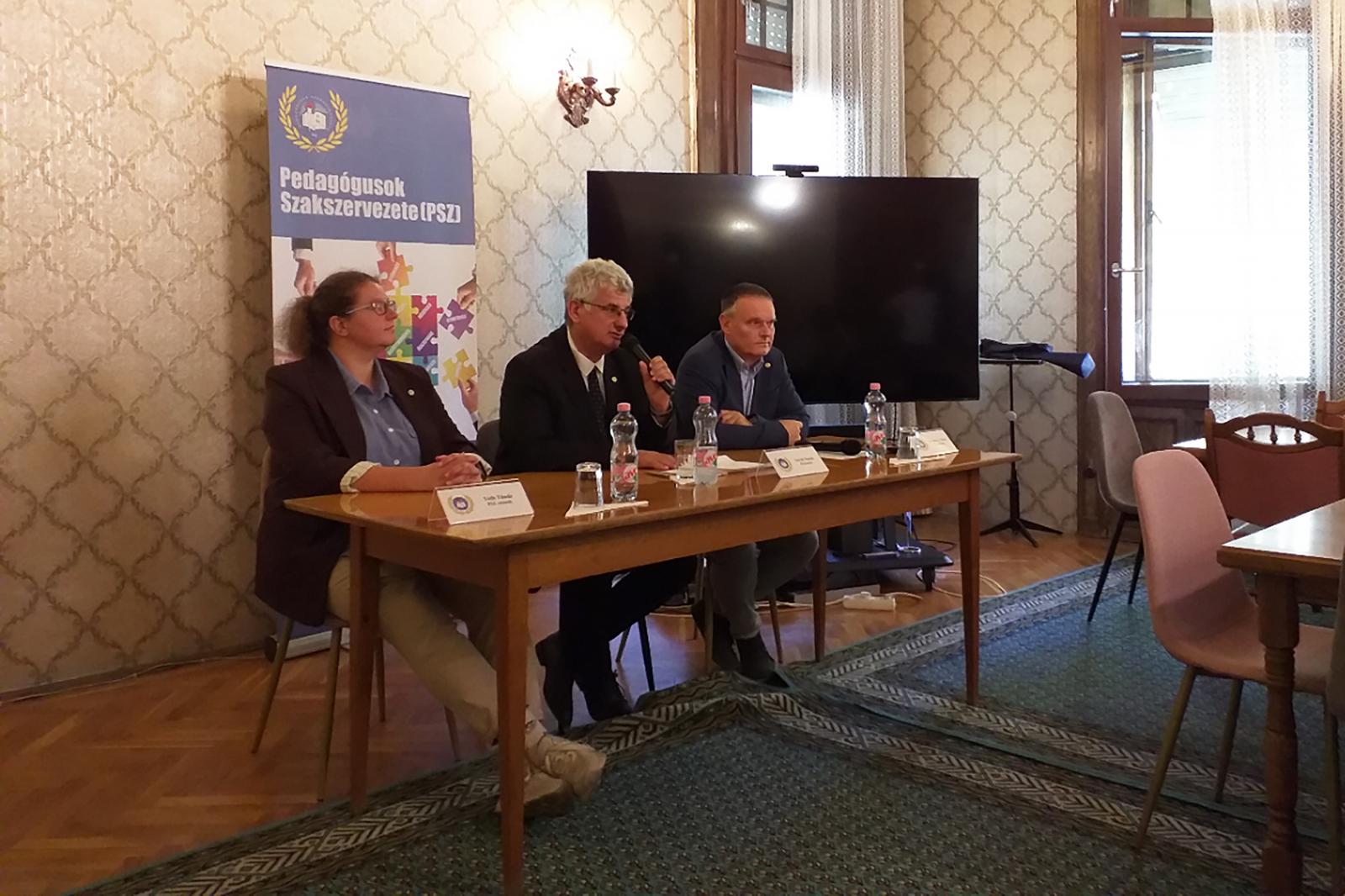 Megszólalt a Pedagógusok Szakszervezete, Facebook-kormányzás helyett inkább rendezni kellene a érdekegyeztetések jogi hátterét
