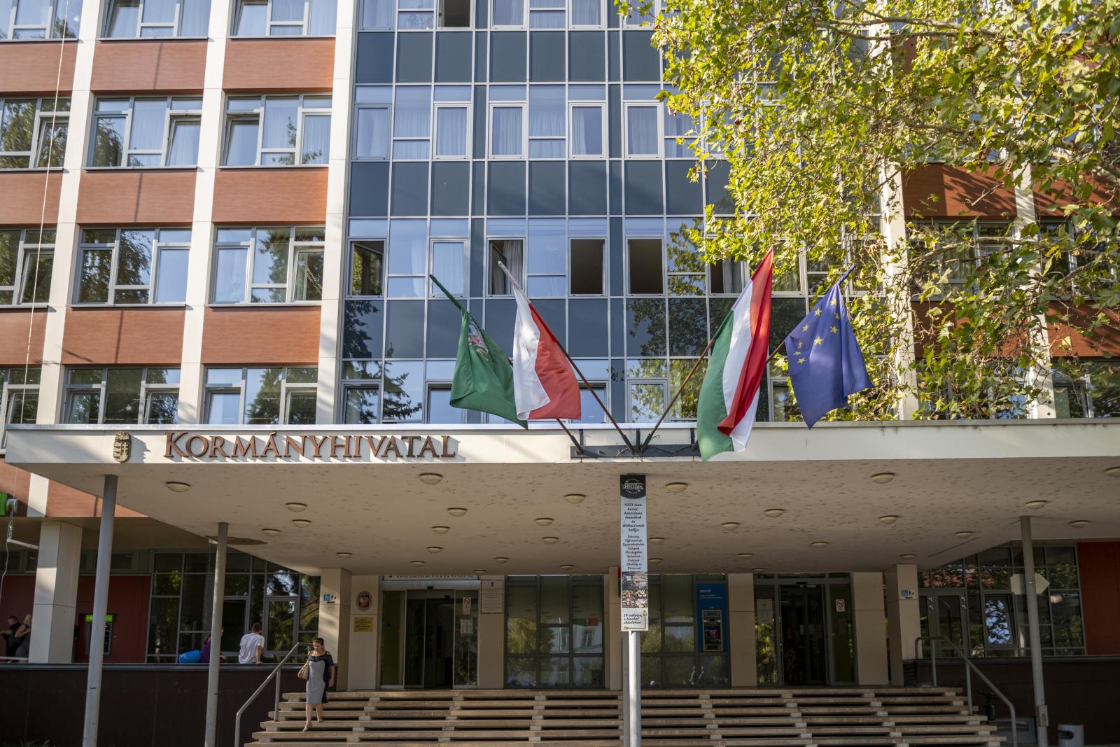 Meghalt az ipari alpinista, aki lezuhant a kormányhivatal tetejéről Szegeden