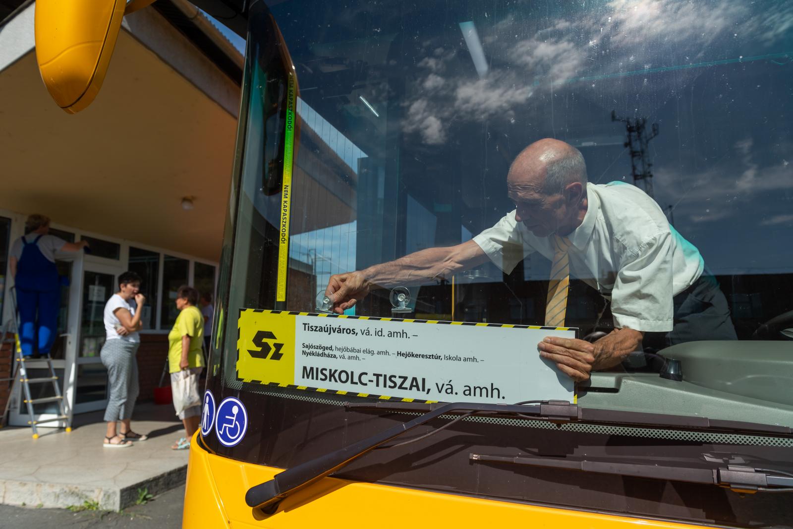 „Mindig örülnünk kell, ha egy régen megszűnt szolgáltatás újraindul” – Három év szünet után megint jár a vonat Tiszaújváros és Miskolc között