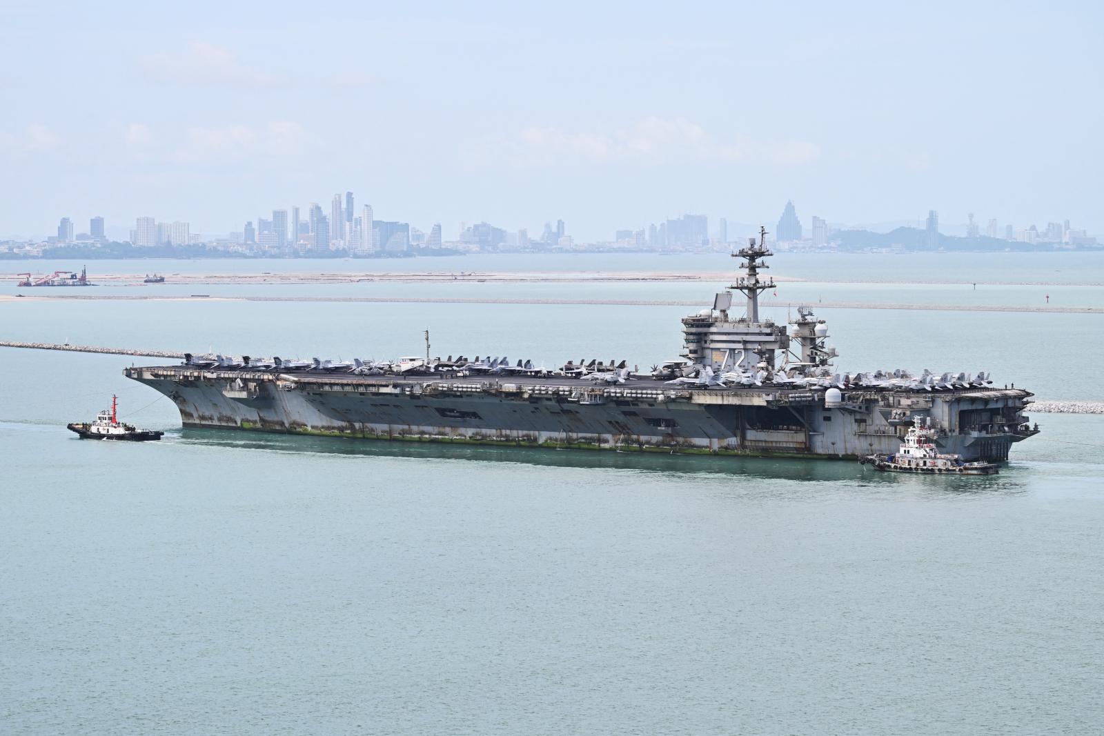 A szexturizmusáról ismert thai faluban kötött ki ma a USS Abraham Lincoln anyahajó, ahová pihenni érkeztek a tengerészek