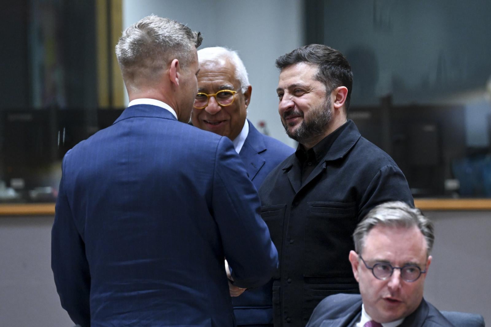 Magyar Péter miniszterelnök és Volodimir Zelenszkij ukrán elnök kézfogása a  június 18-i EU-csúcson