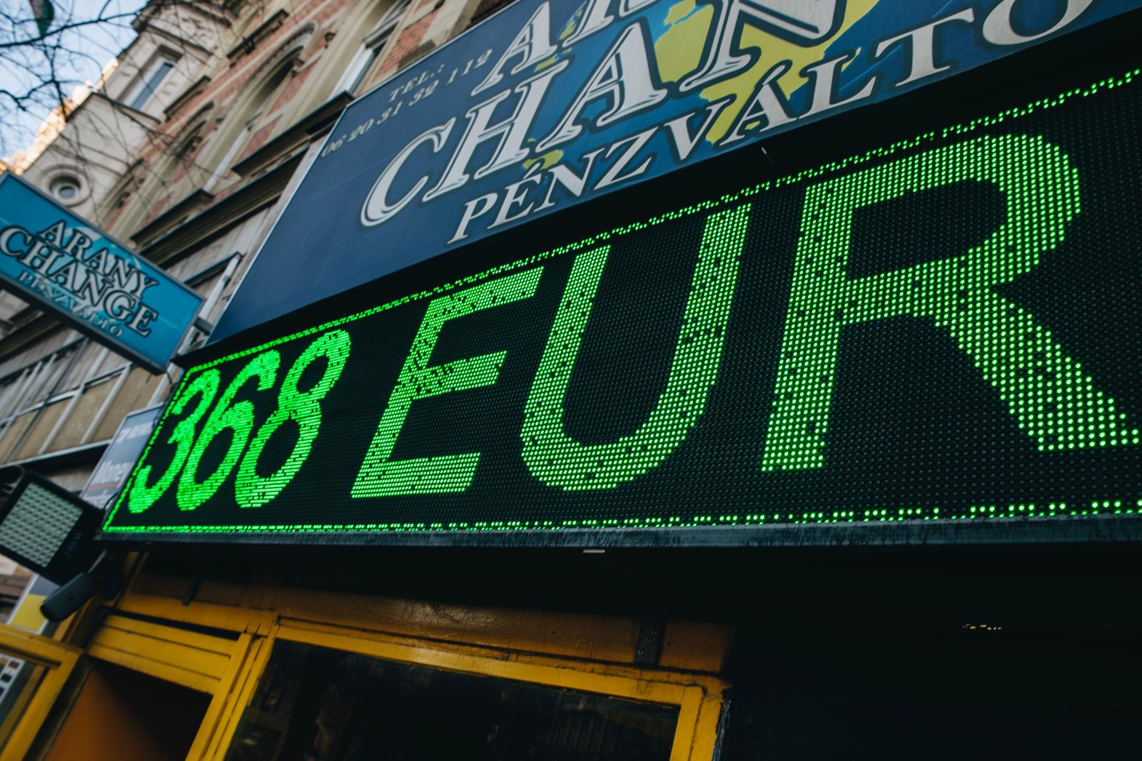 Nagyot esett a forint, bizonytalan hetek jönnek
