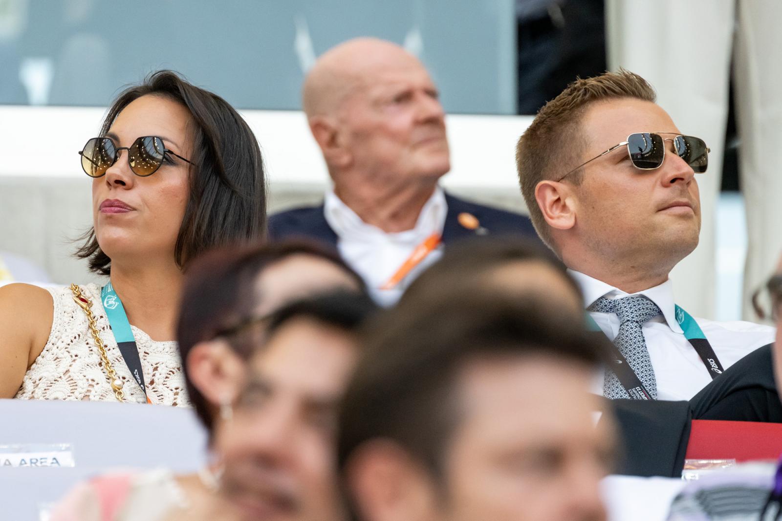 Orbán Ráhel és Tiborcz István szállt ki egy G-osztályú Mercedesből Londonban