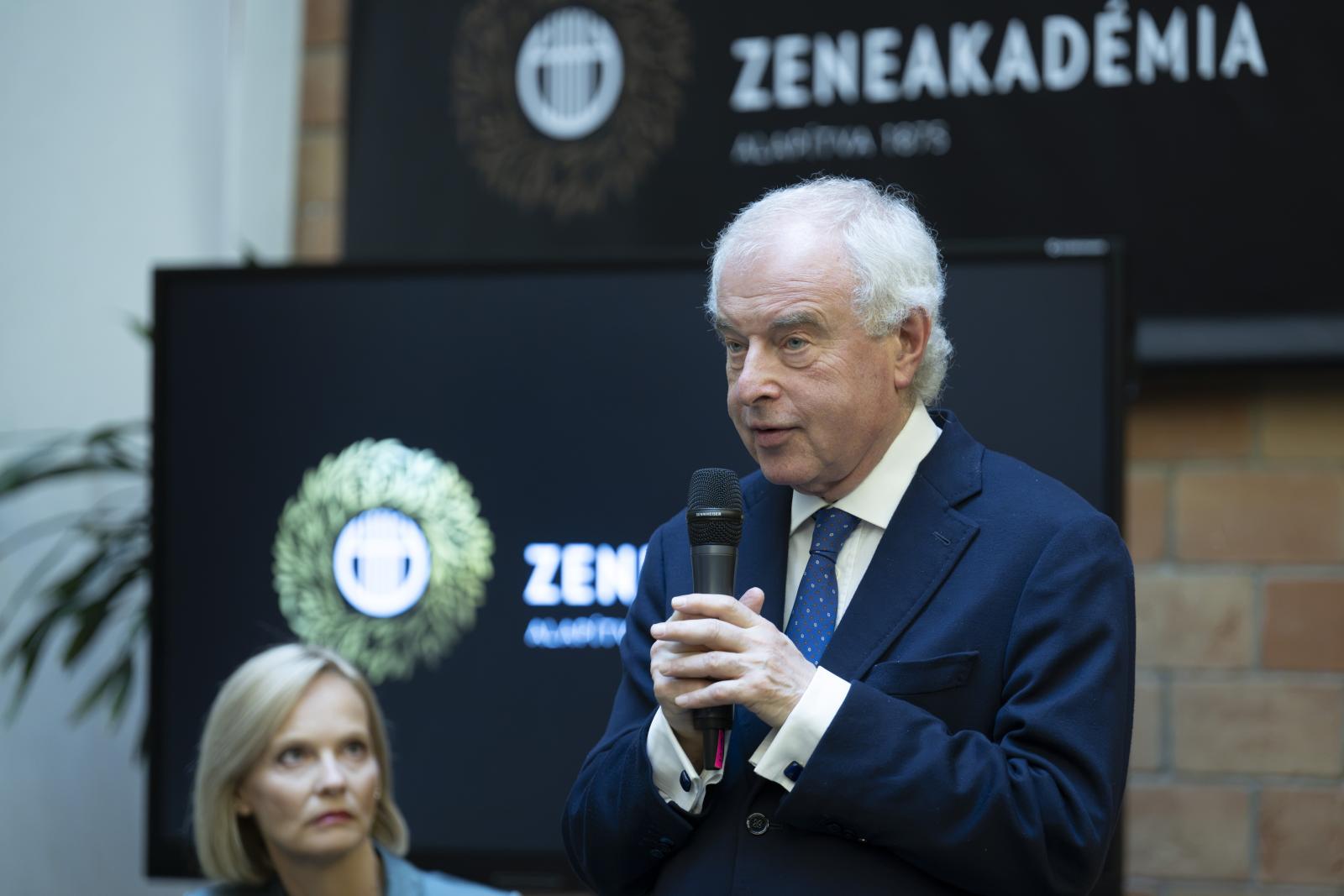 Az embernek maradjon meg a józan esze, tegye fel a szükséges kérdéseket, figyelmeztetett sajtótájékoztatóján Schiff András