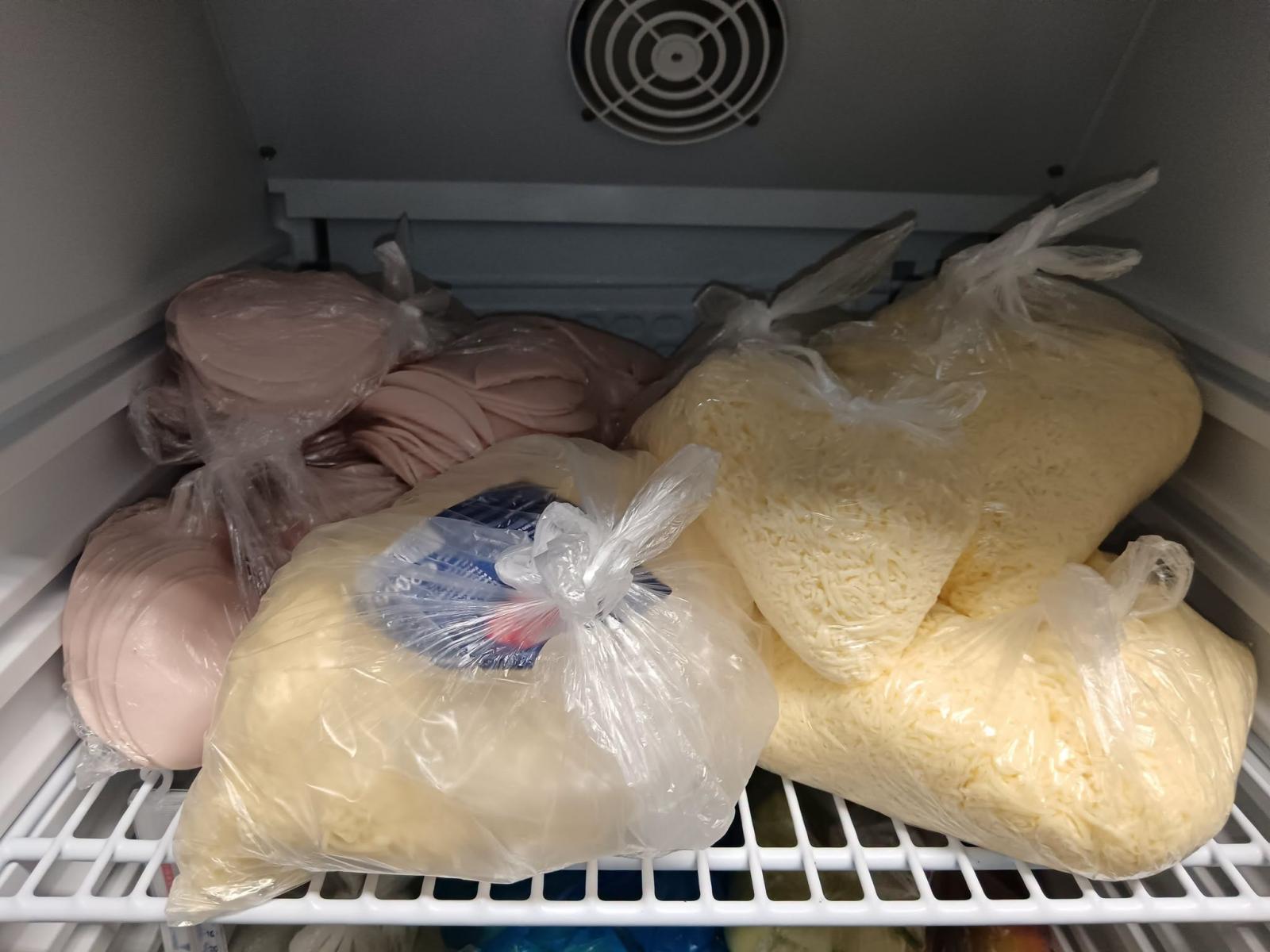 Tolvaj konyhásnéniket fogott Gyömrő polgármestere, 6 kiló sajtból 0,9-et hagytak meg a gyerekeknek