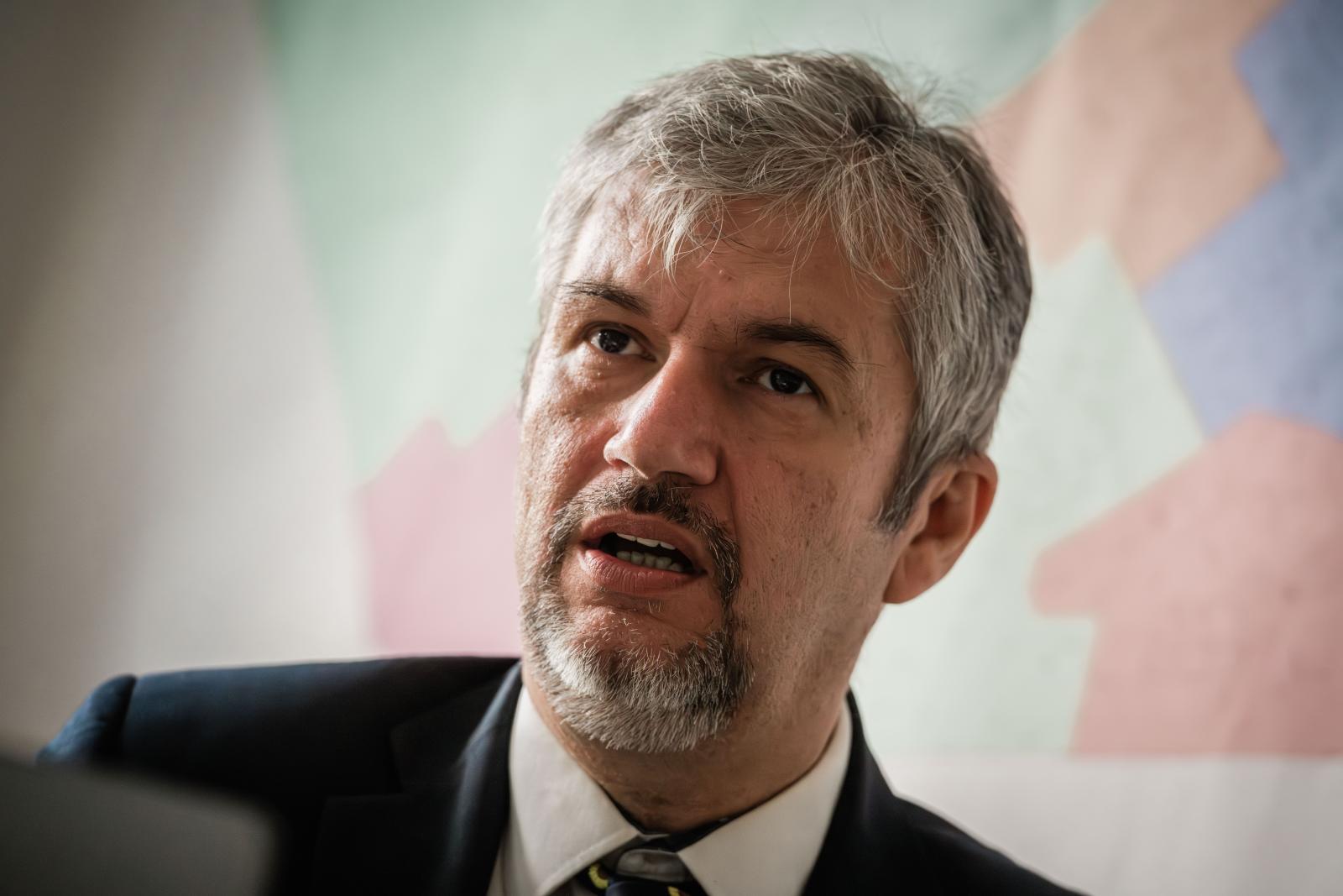 Hadházy Ákos: Az új kormány kommunikációjában is megjelenik a hazudozás és a mellébeszélés, ha nem árulja el, ki az egyik helyettes államtitkára