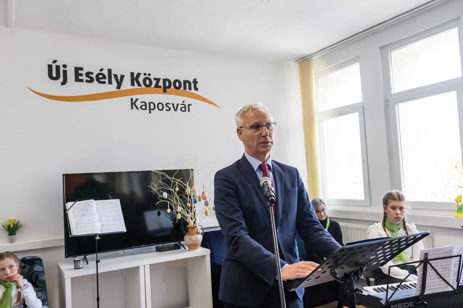 Soltész Miklós a Baptista Tevékeny Szeretet Misszió pszichiátriai betegeknek kialakított nappali ellátóintézményének átadásán Kaposváron 2023. március 29-én