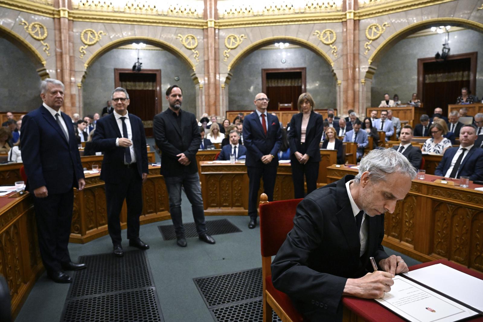 Hargitai Miklós, a Független Közmédia Testület megválasztott tagja aláírja az eskü okmányait az Országgyűlés plenáris ülésén 2026. szeptember 8-án