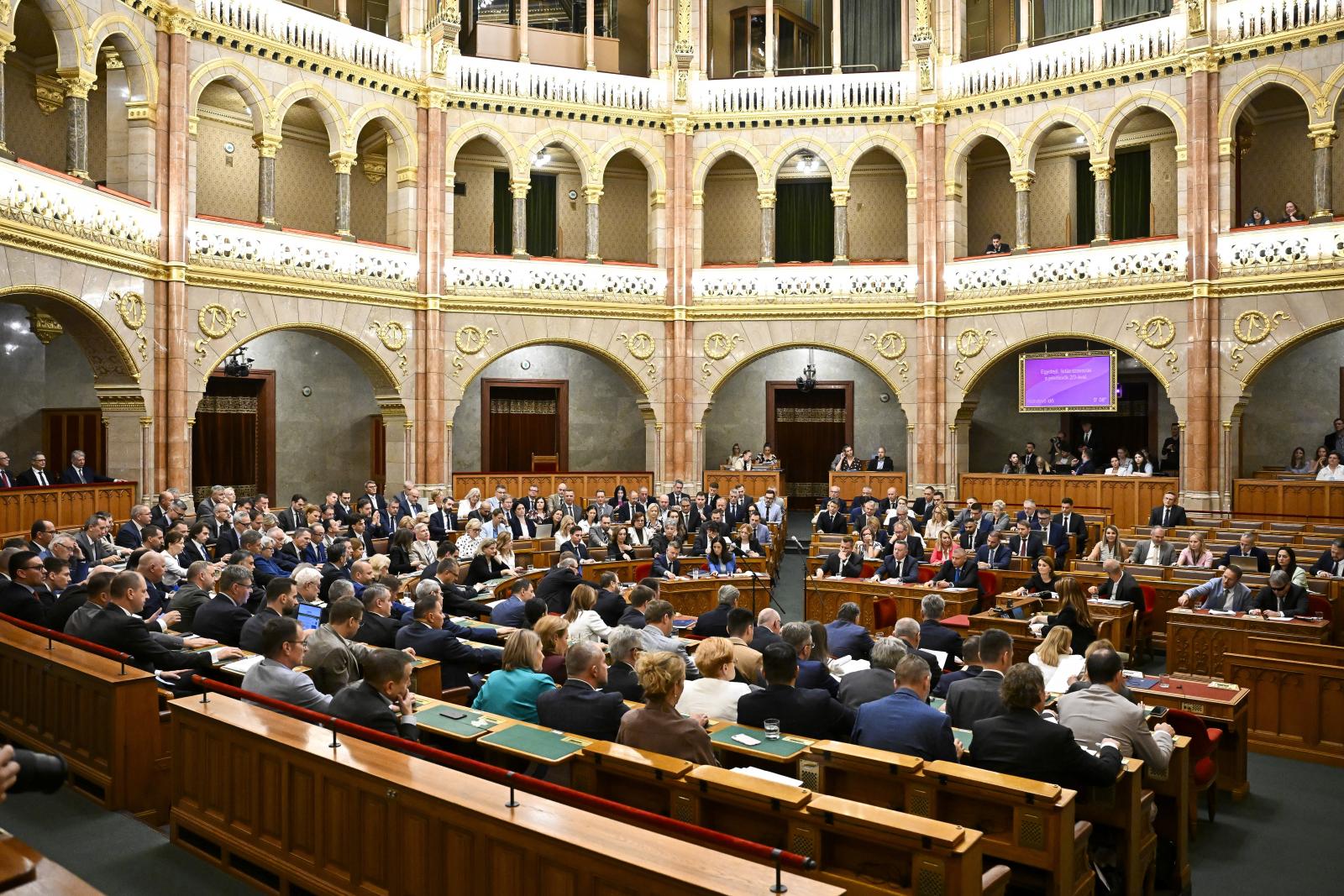 Az Országgyűlés az év végéig felfüggesztheti és felülvizsgálhatja az összes kiemelt beruházást