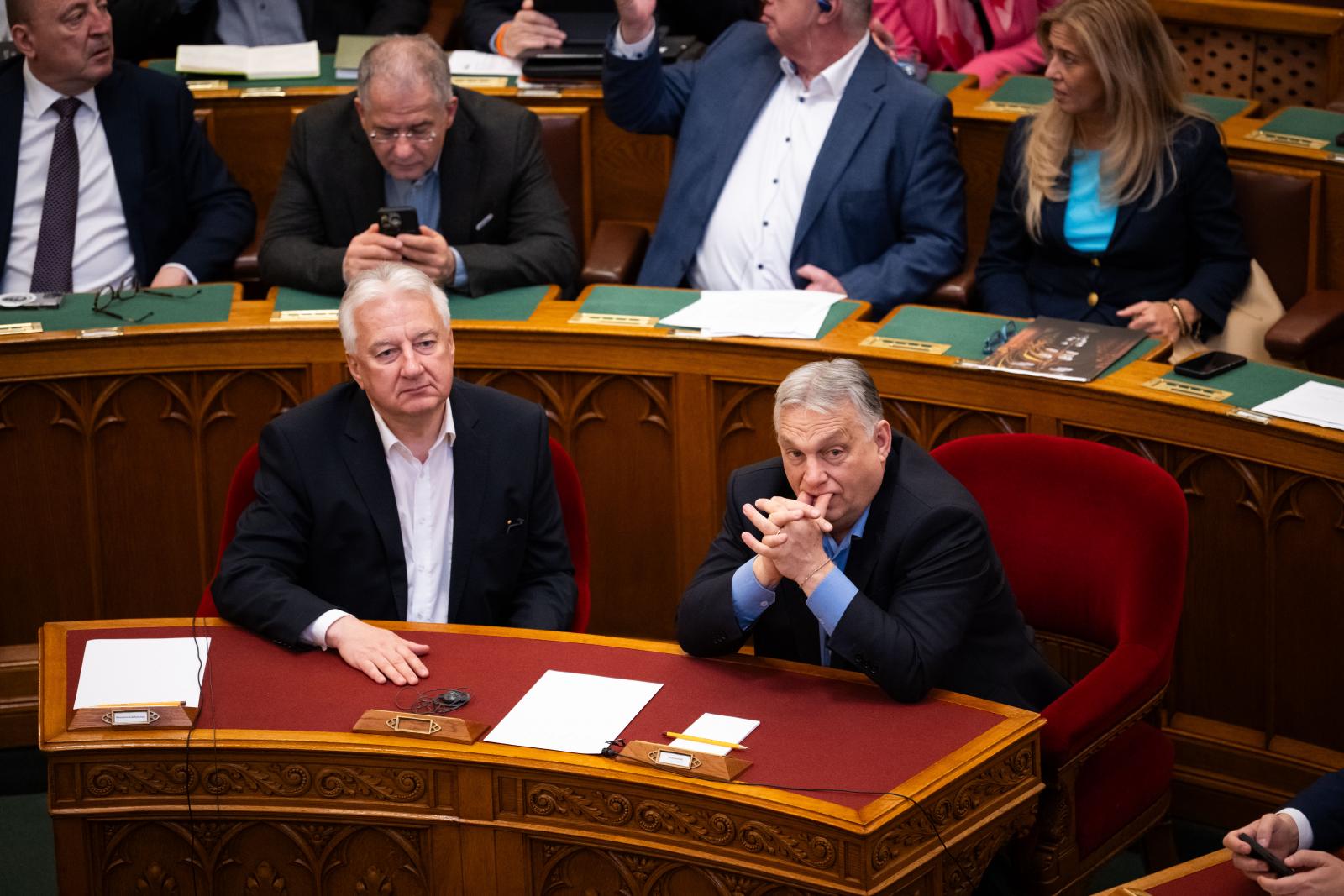 Itt van az Orbán-kormány titkos kormányhatározatainak első csomagja a Századvégnek adott csaknem 65 milliárd forint közpénzzel