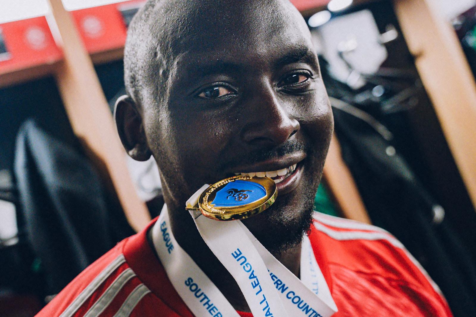 Simán megválasztanák Uganda királyának, inkább maradna futballozni az angol kilencedik osztályban