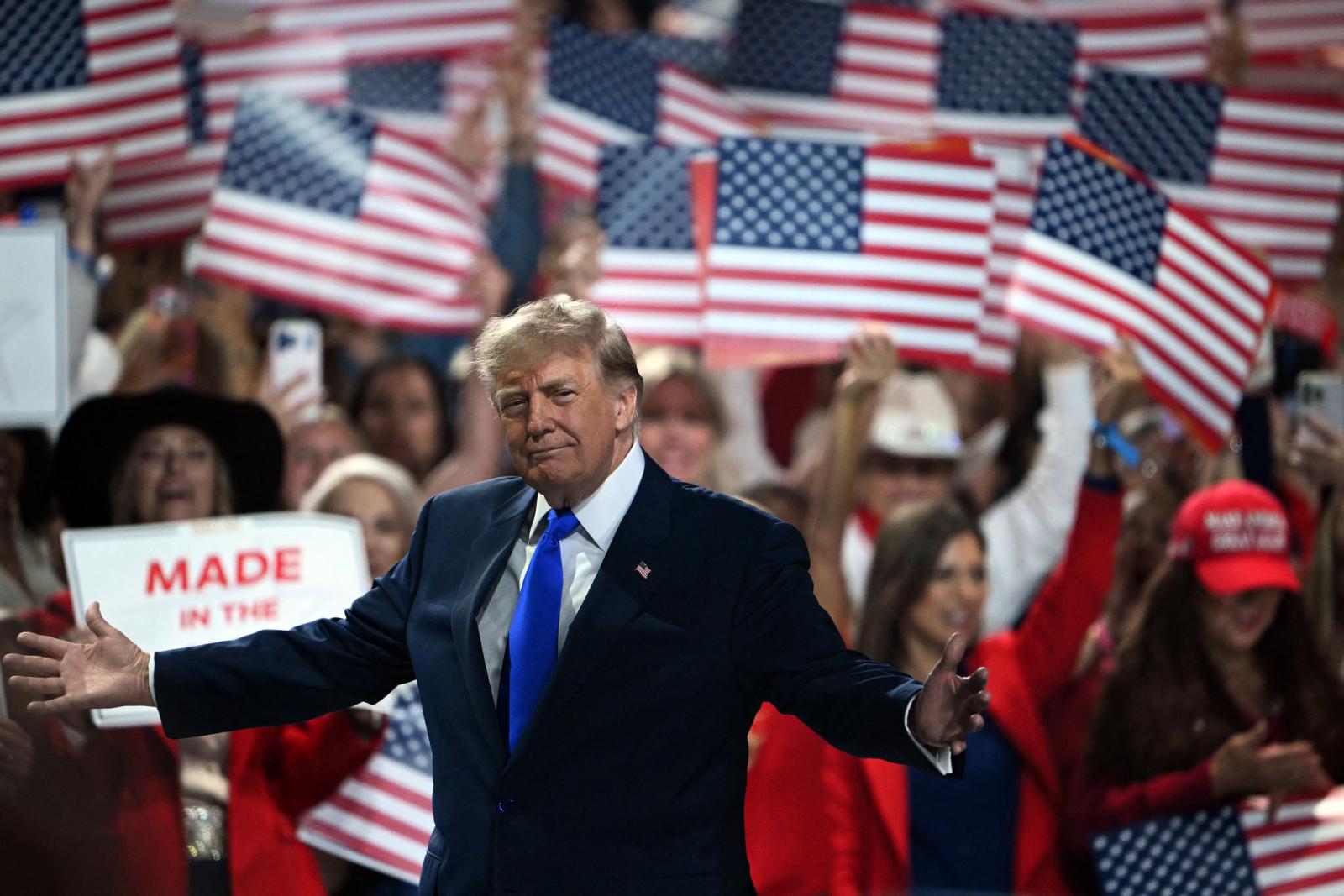 „Tegyetek úgy, mintha én is indulnék” – Donald Trump már készpénzzel kecsegteti a szavazókat a félidős választások előtt