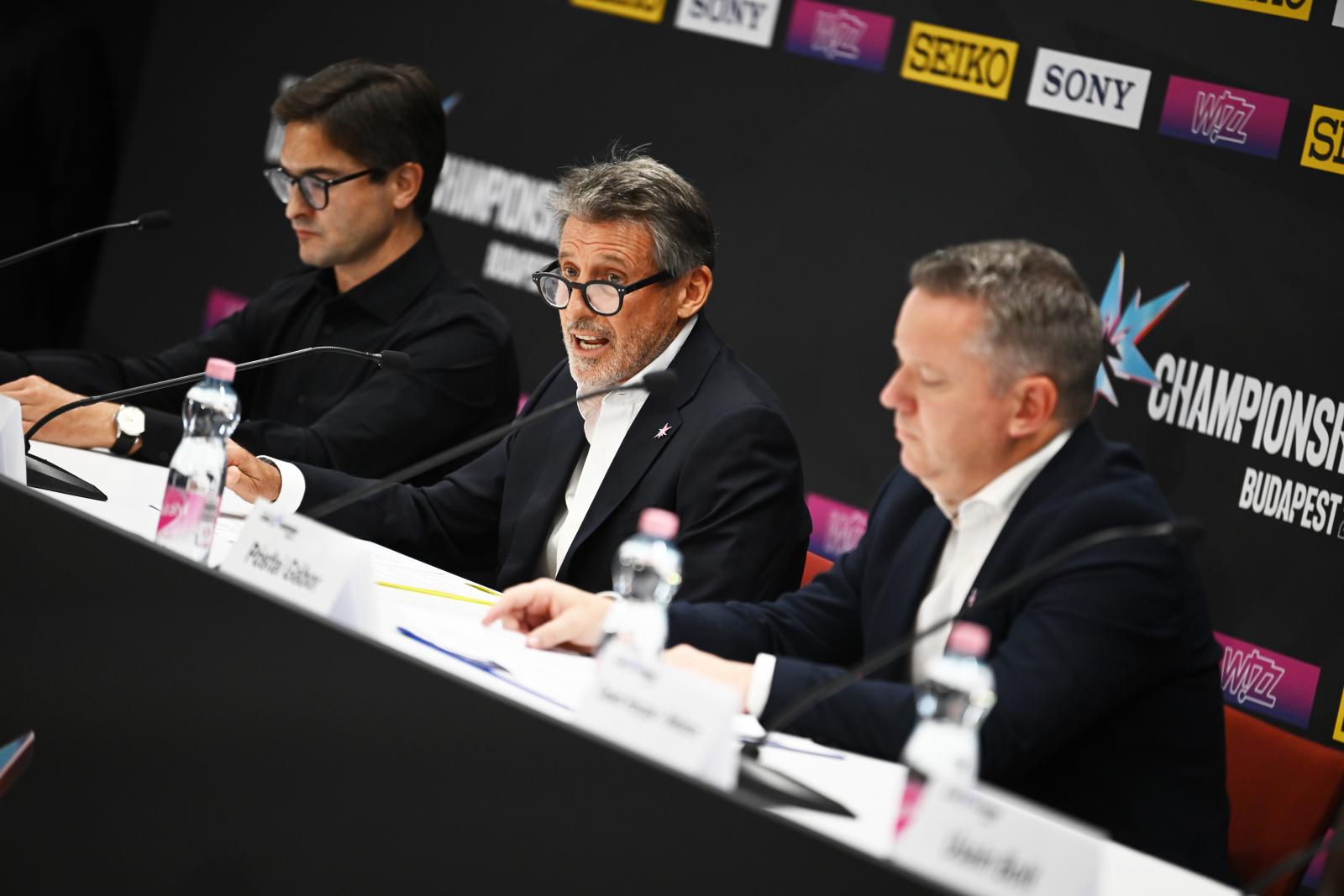 Sebastian Coe, a Nemzetközi Atlétikai Szövetség (WA) elnöke az Atlétikai Világdöntő sajtótájékoztatóján a budapesti Zsivotzky Gyula Nemzeti Atlétikai Központban 2026. szeptember 10-én