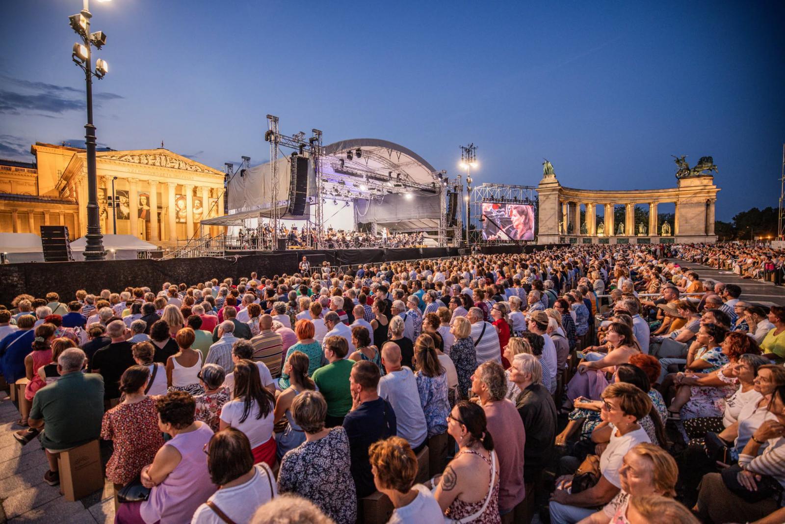 Amikor a csend beszél - A Budapesti Fesztiválzenekar a Hősök terén játszott