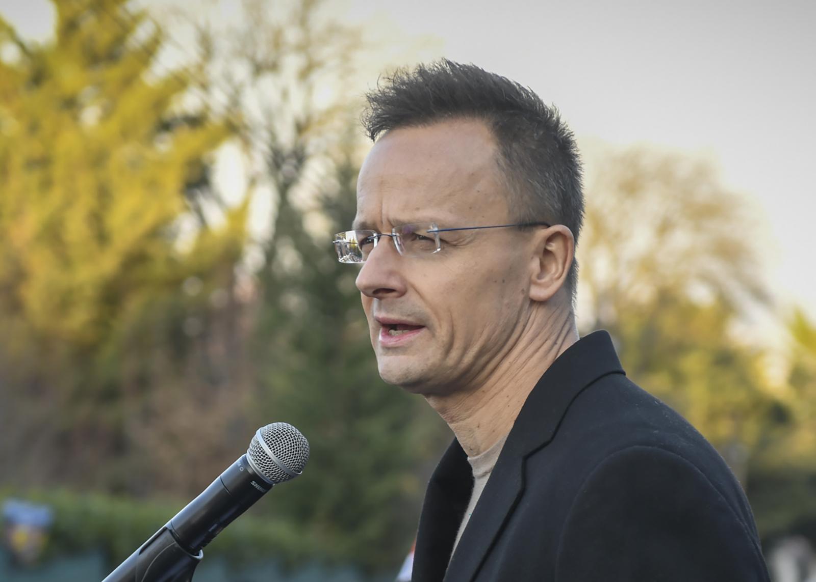 Hiába hallgatná meg Szijjártó Pétert a nemzetbiztonsági bizottság, egyelőre elérhetetlen
