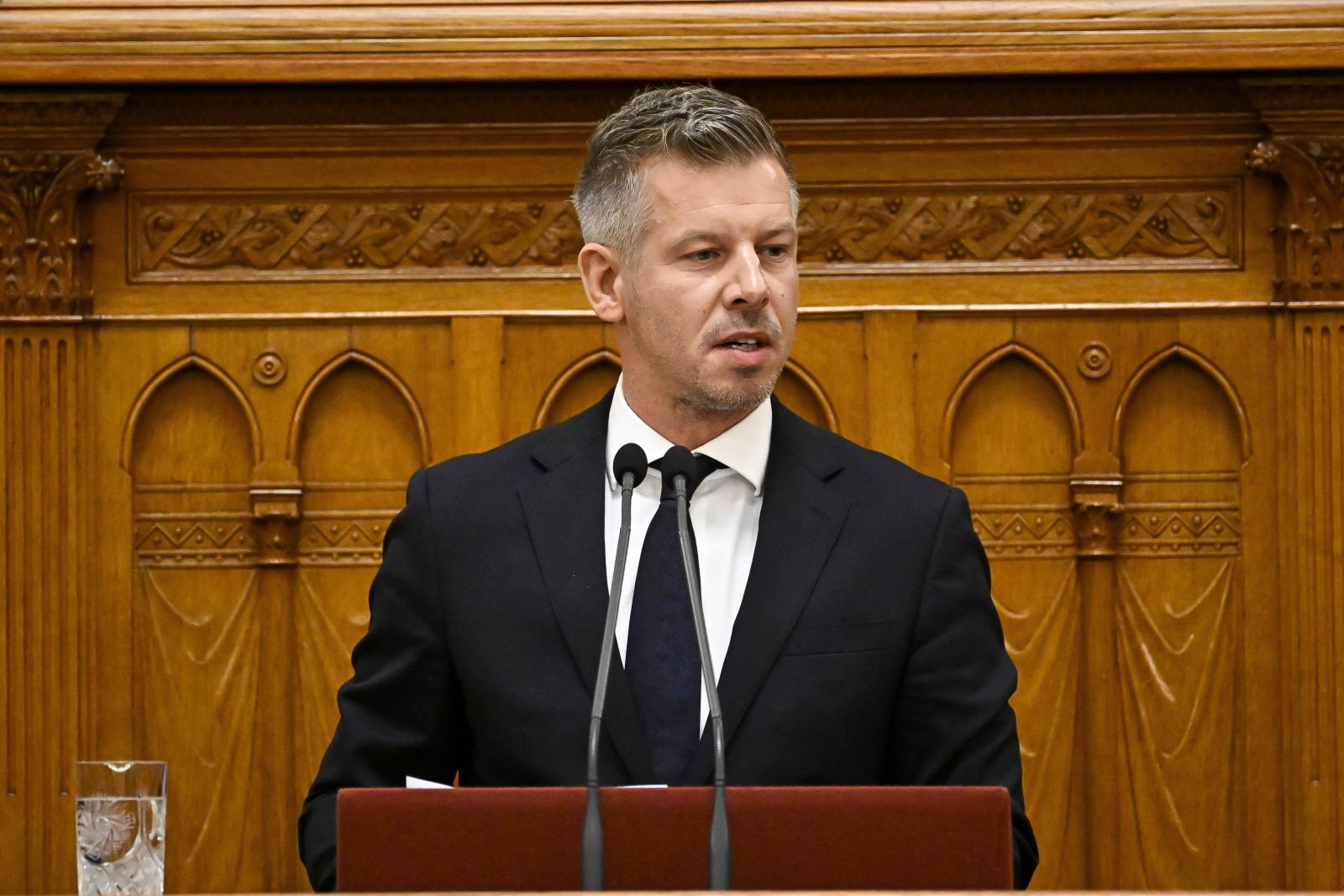 Magyar Péter Gyurcsány Ferenctől Orbán Viktorig vezette le a hatalom patologikus hazudozását, amely a gyermekvédelmet a szakadék szélére tolta