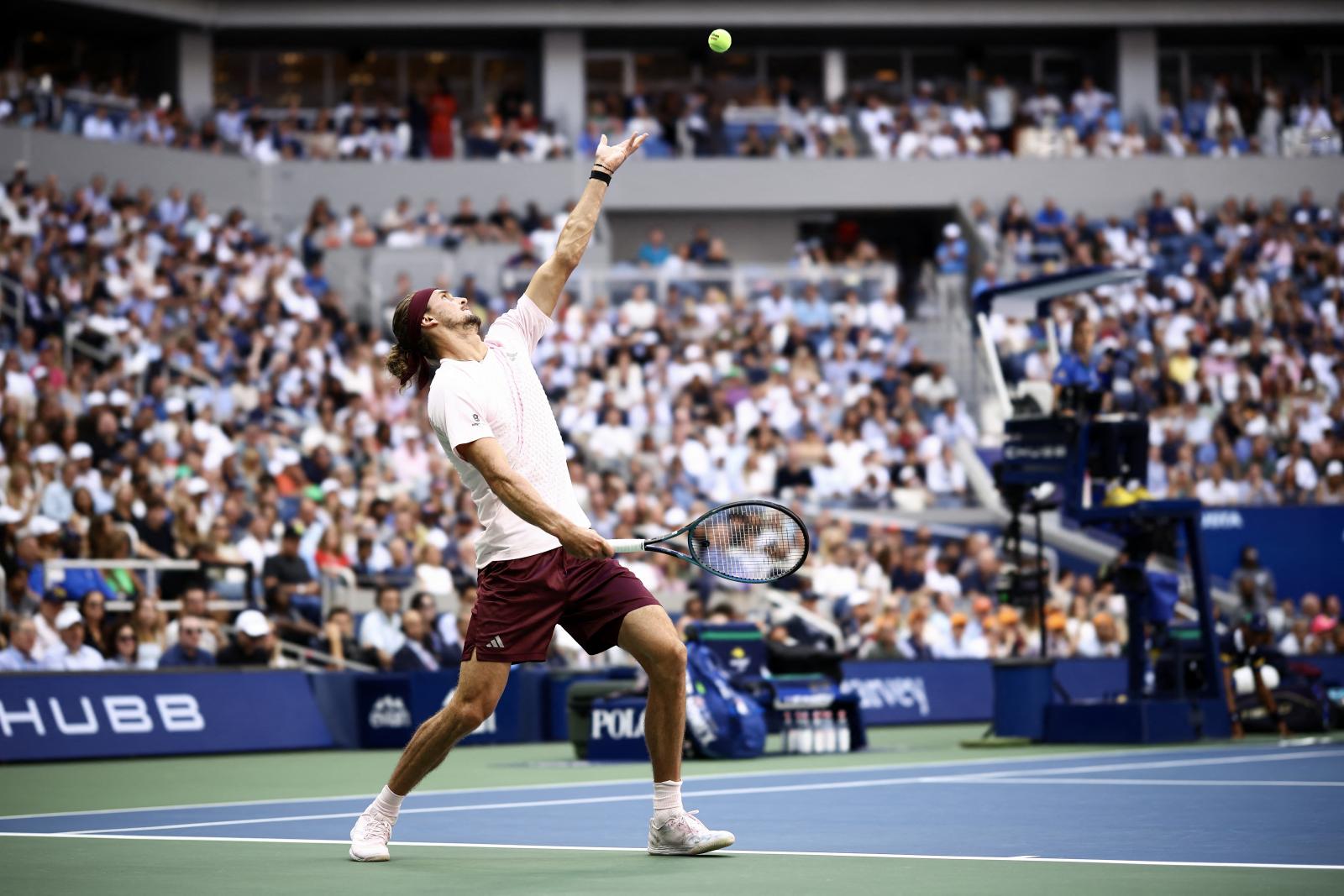Zverev nagyon sokáig pattogtatta a labdát a második szervái előtt
