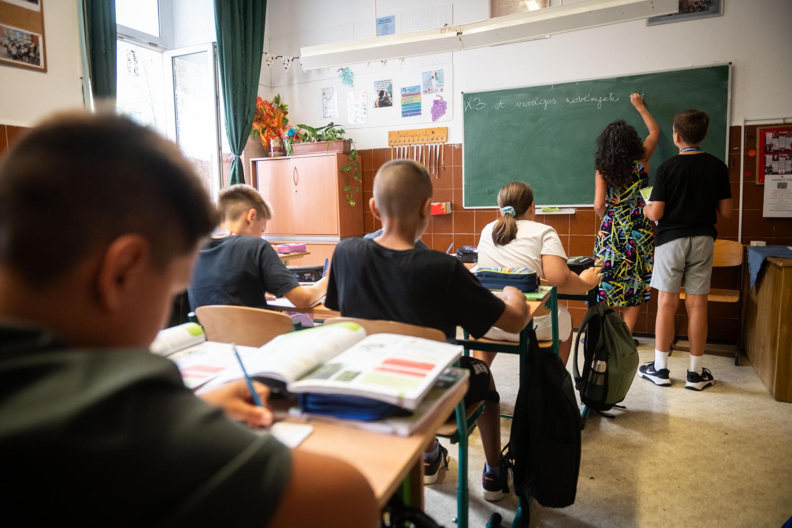 Pedagógusok Szakszervezete: ideje lenne megismerni a részleteket a nevelési és oktatási segítők béremeléséről
