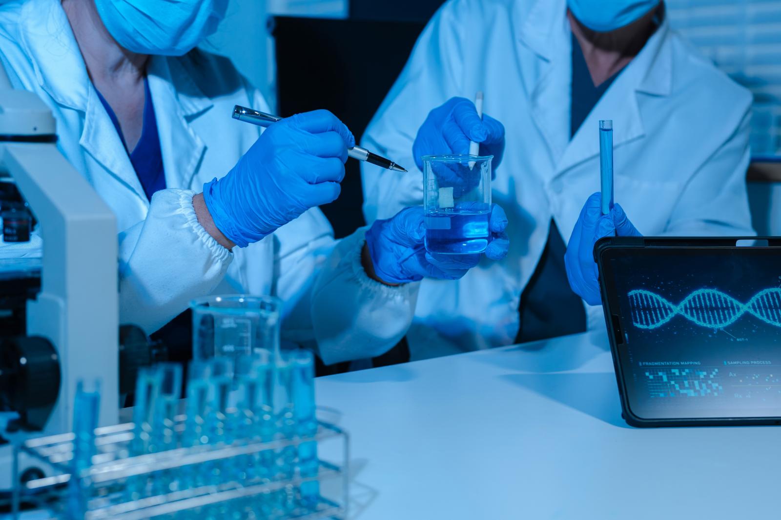 A könyv egyik legnagyobb erénye, hogy belülről és rendkívül érzékletesen mutatja meg a modern laboratóriumi orvostudomány mindennapi működését.