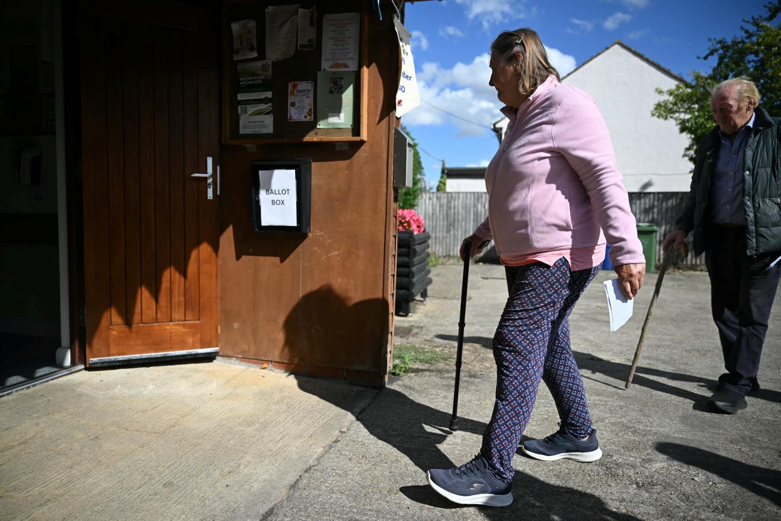 Helyi lakosok vonulnak be a helyi faluházba szavazni Piddingtonban 2026. szeptember 15-én
