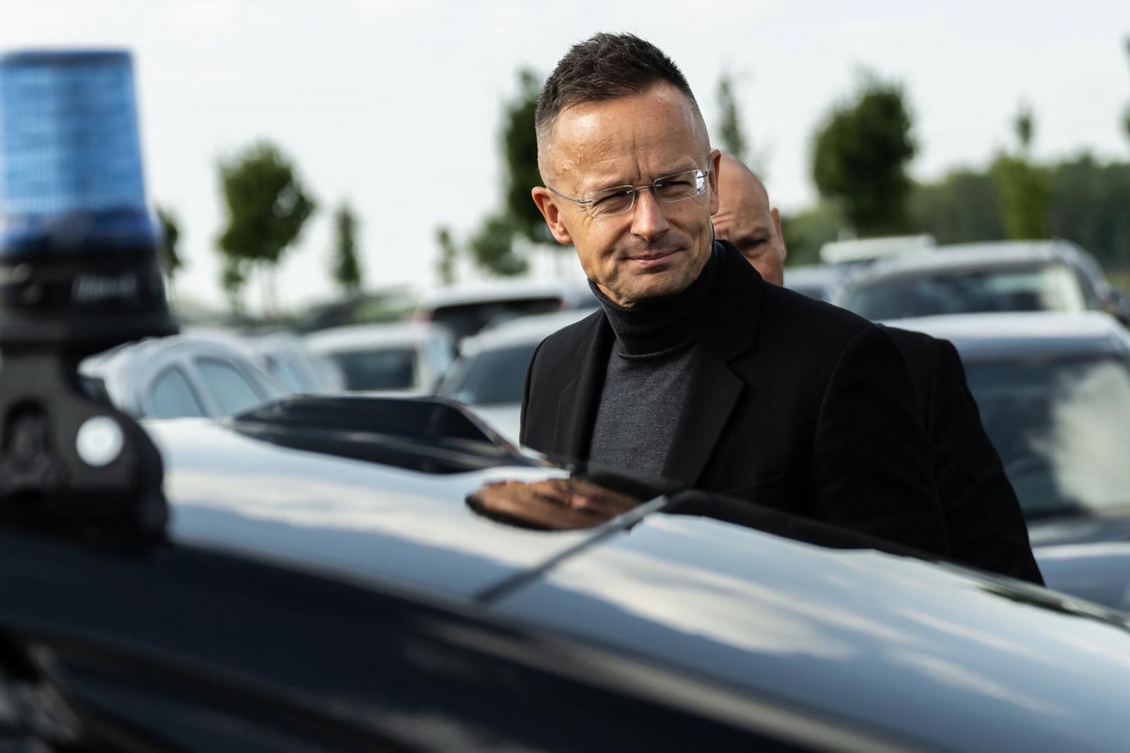 Hamarosan behívathatja a Nemzetbiztonsági Bizottság Szijjártó Pétert a BYD-s állása miatt
